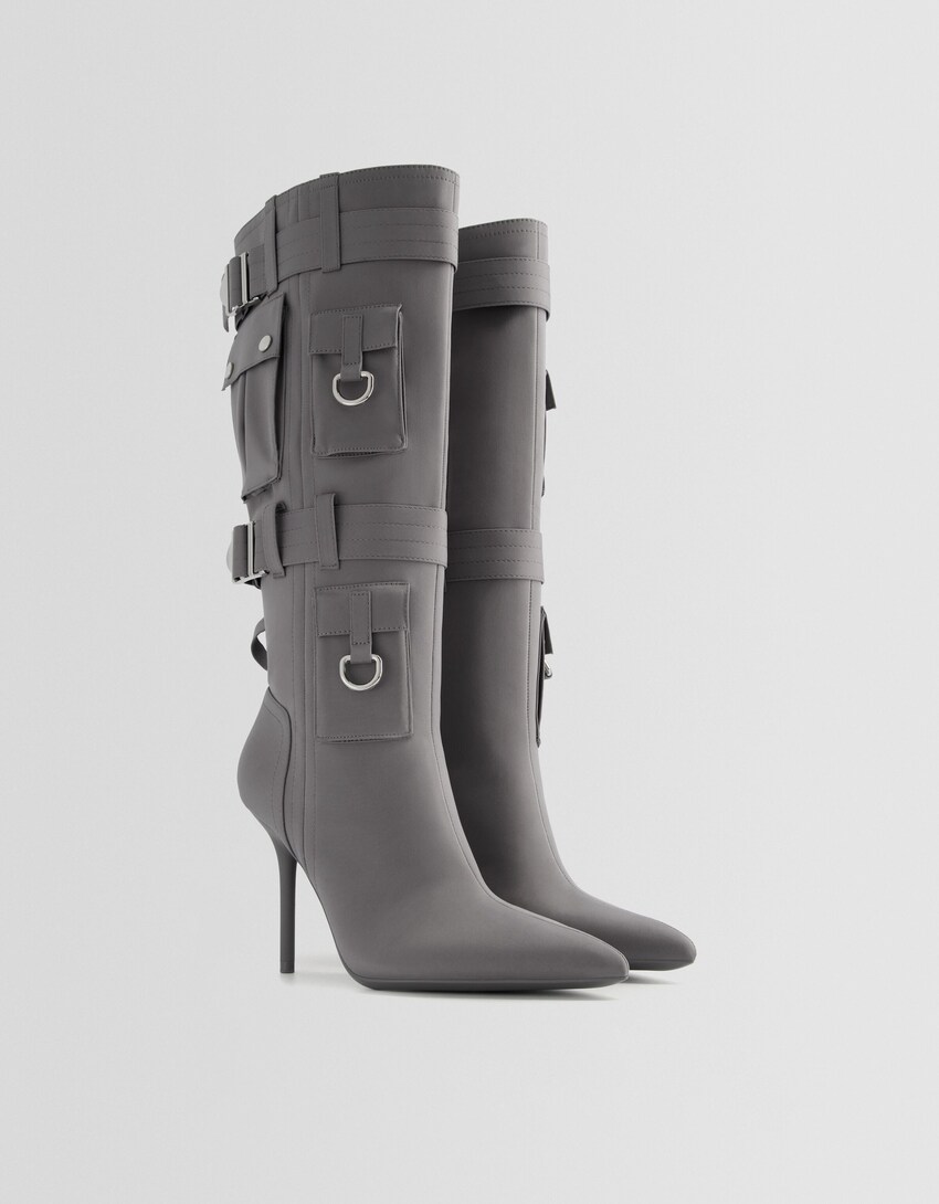 Stiefel mit Stilettoabsatz und Taschen mit Metalldetails-Grau-1