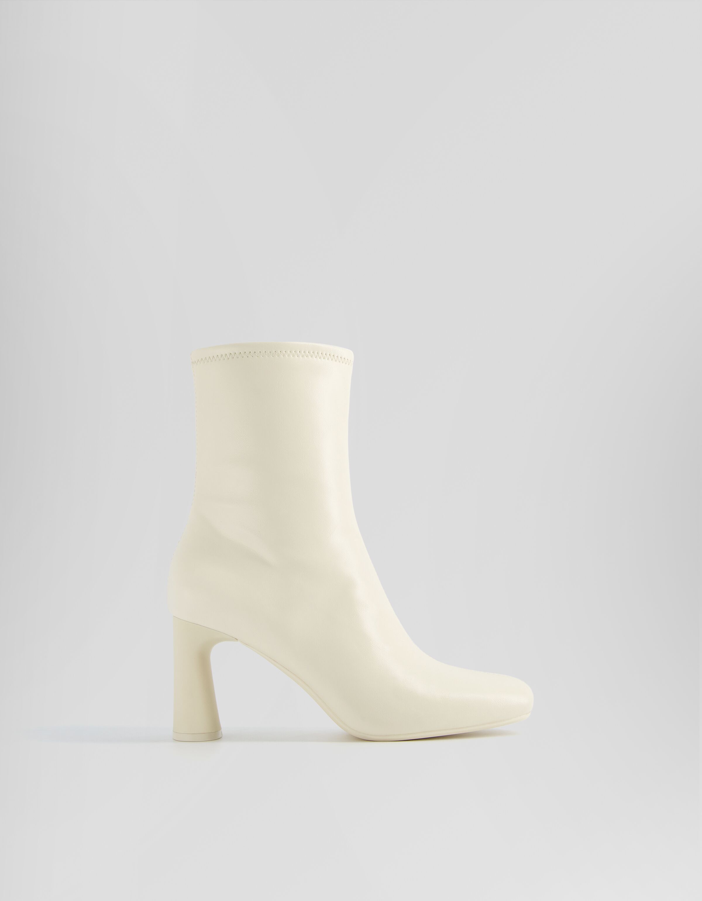 Botas blancas sales mujer bershka