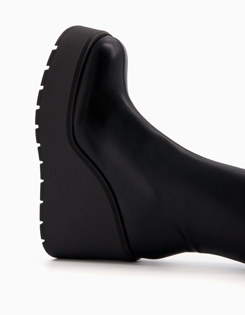 Eng anliegende Stiefeletten mit Keilabsatz-Schwarz-2