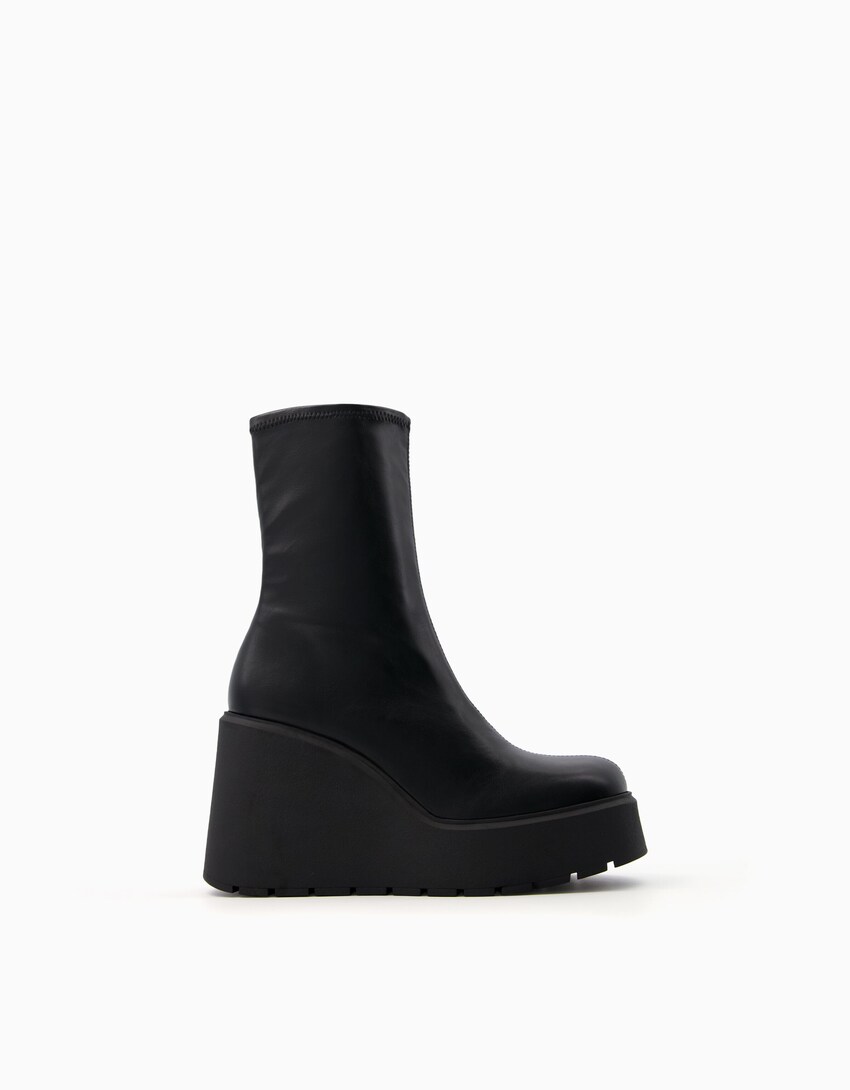 Eng anliegende Stiefeletten mit Keilabsatz-Schwarz-5