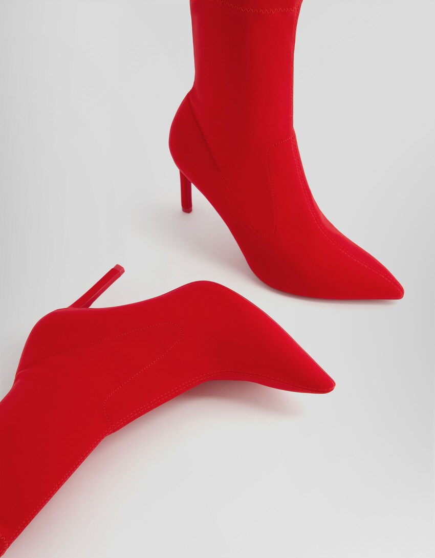 Eng anliegende Absatzstiefeletten-Rot-2