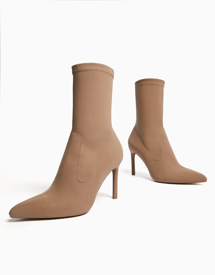 Eng anliegende Absatzstiefeletten-Sandfarbe-3