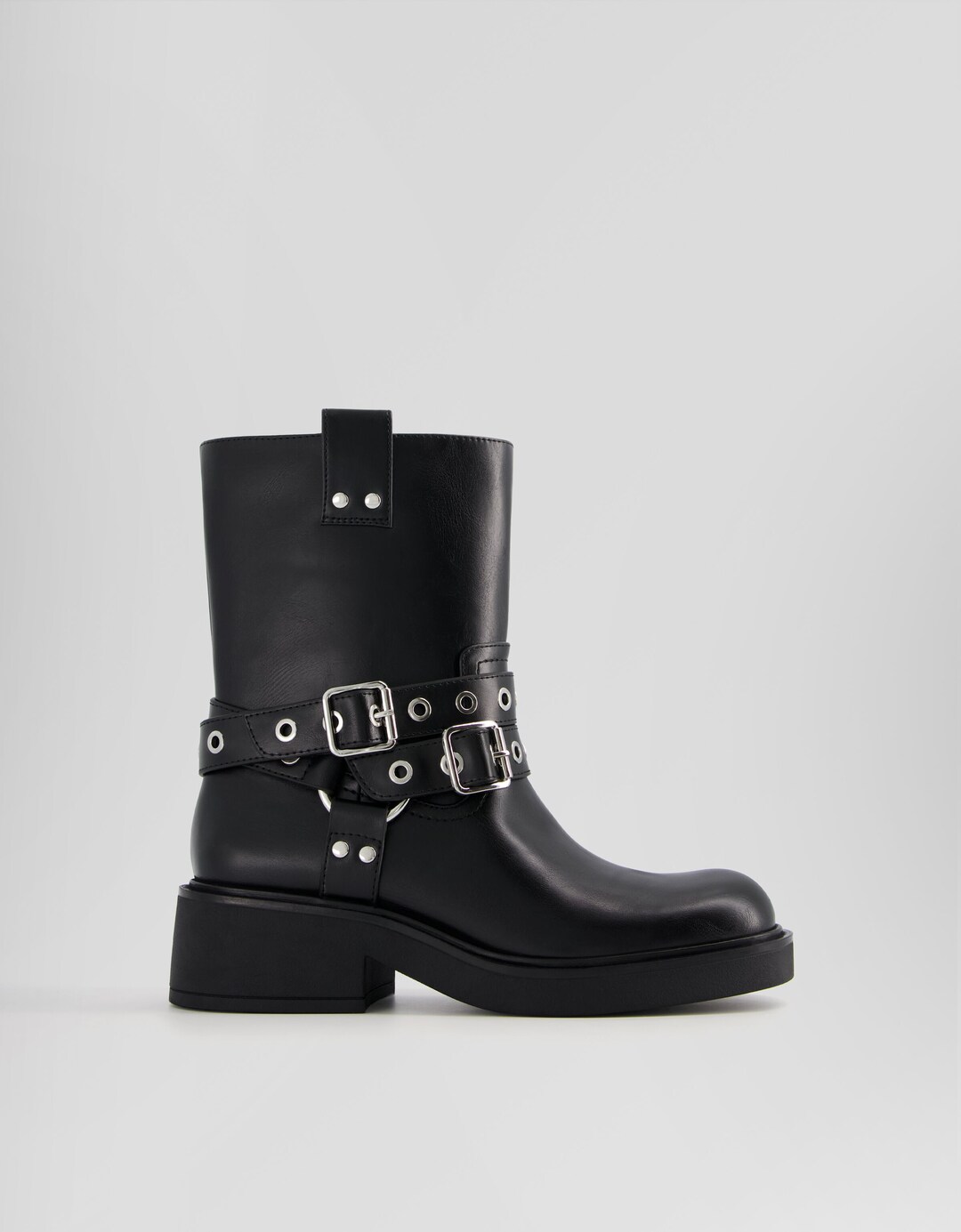 Flat ankle boots with straps with eyelets and buckles