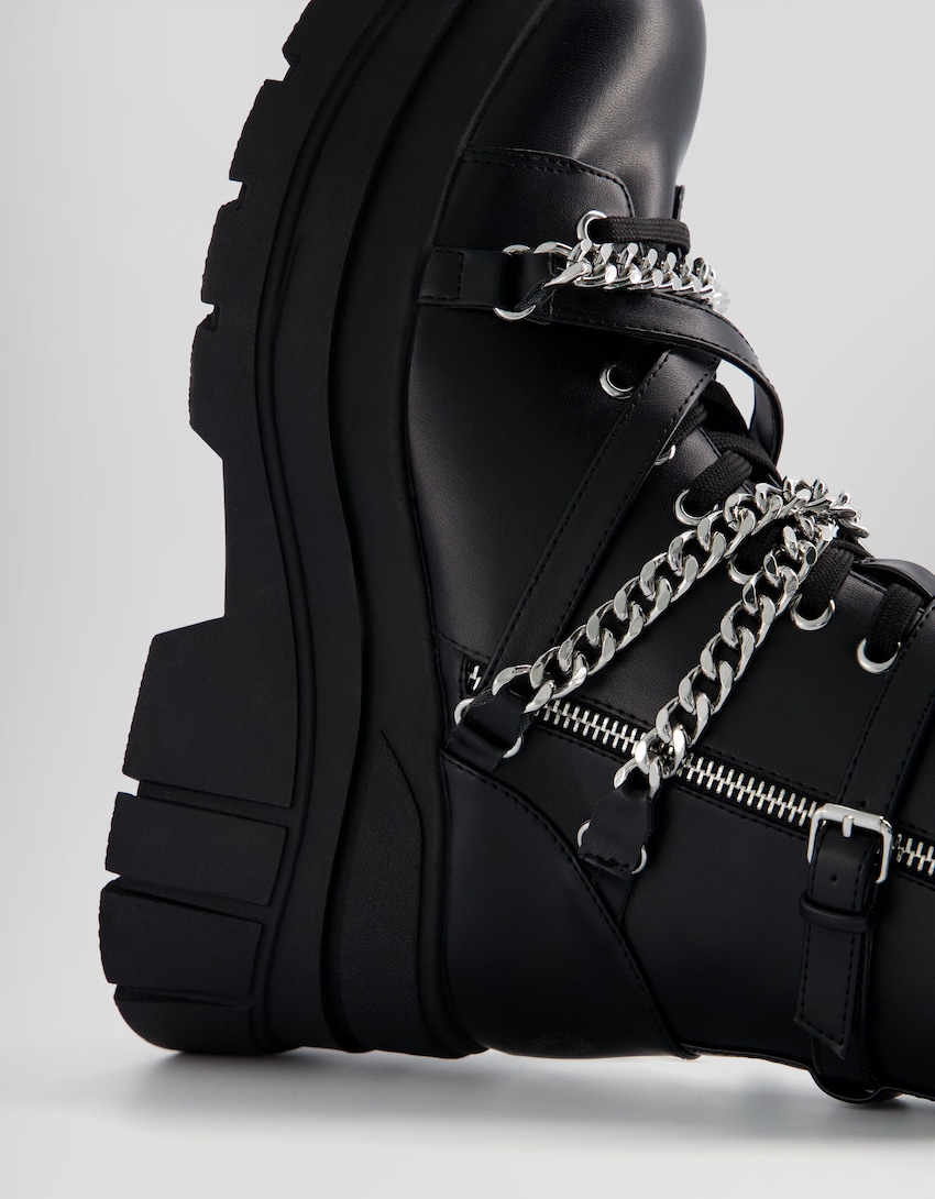 Flache Stiefeletten mit Ketten und dicker Sohle-Schwarz-2