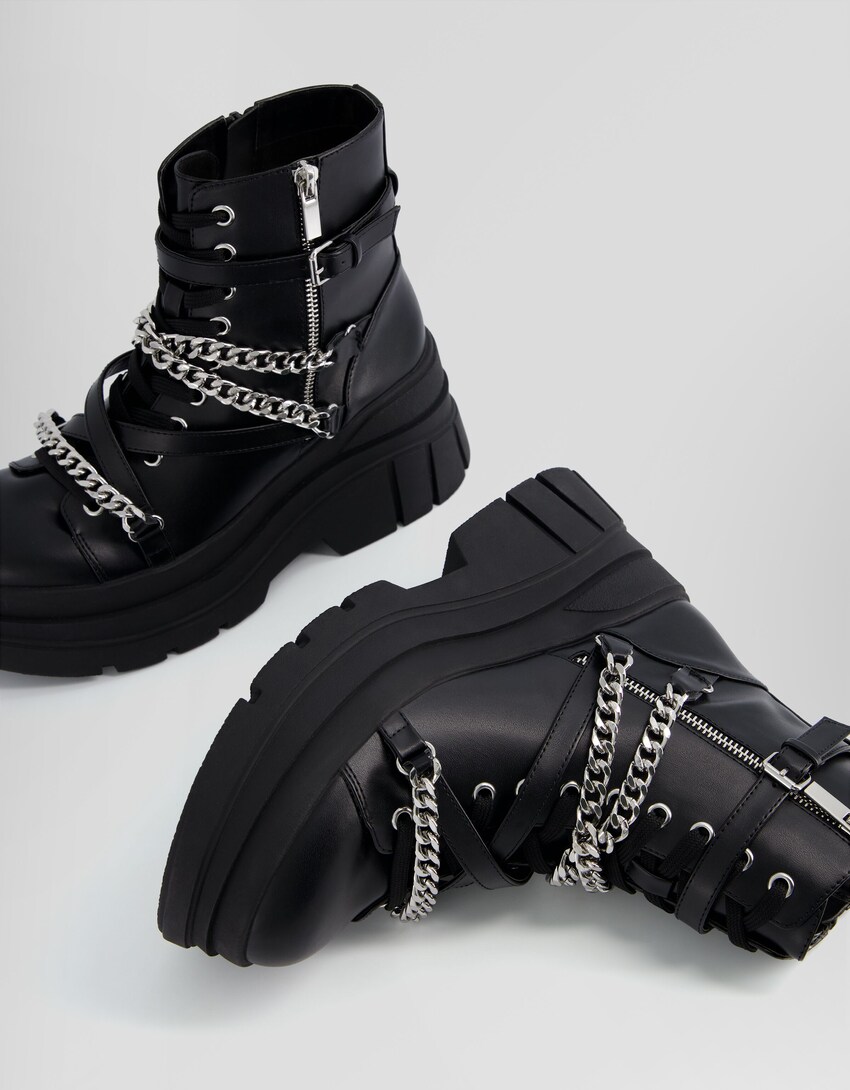 Flache Stiefeletten mit Ketten und dicker Sohle-Schwarz-4