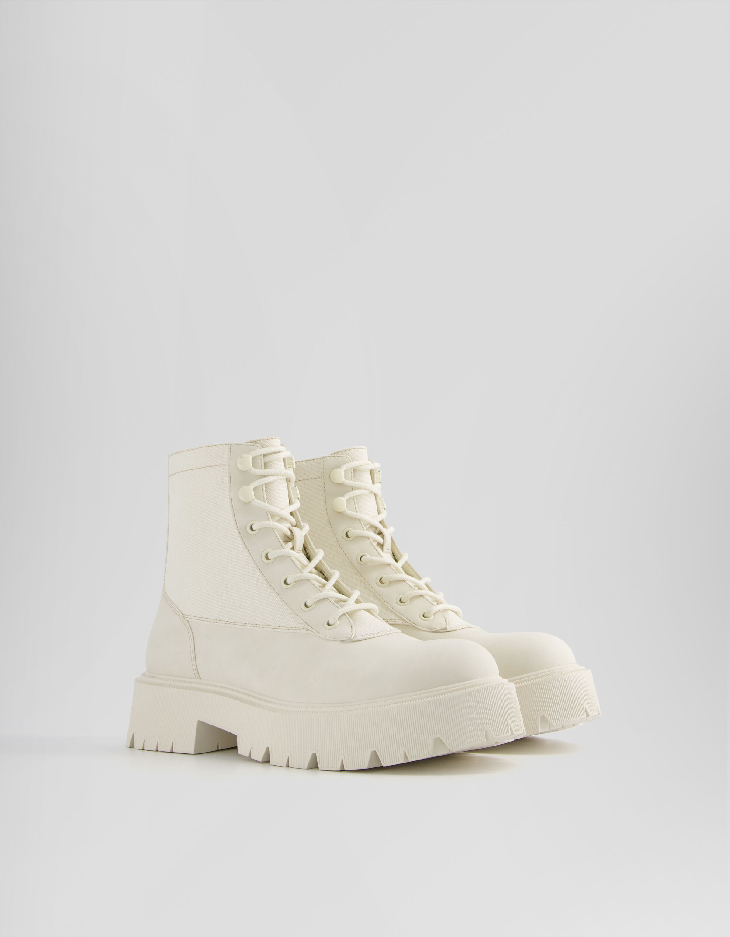 Botines planos acordonados combinados Mujer Bershka