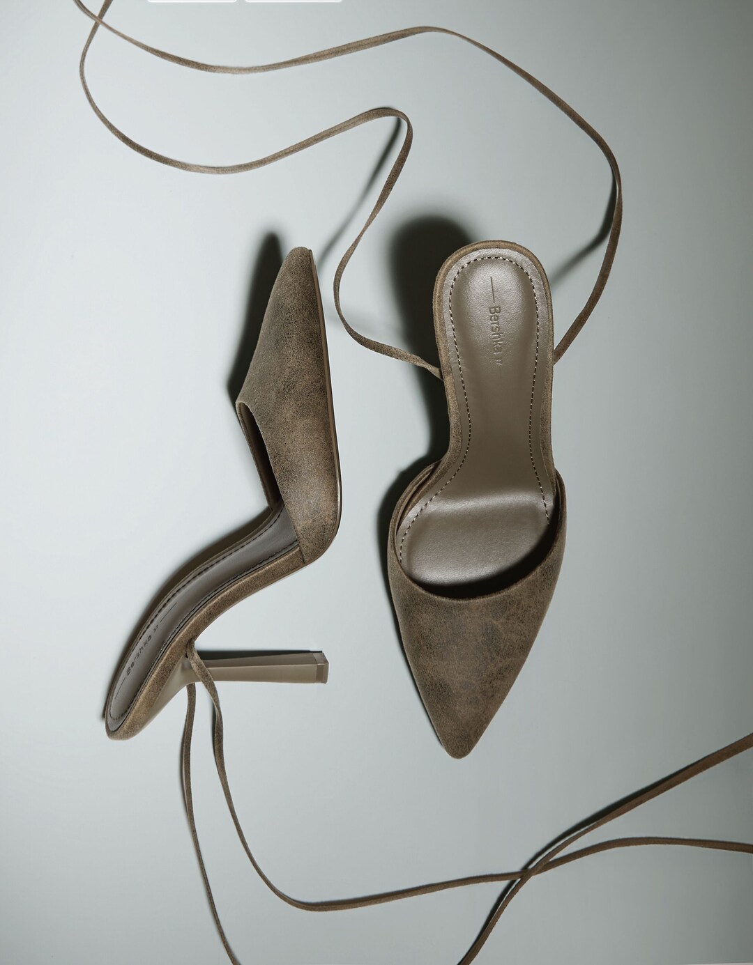 Scarpa con tacco aperta sul tallone stringata
