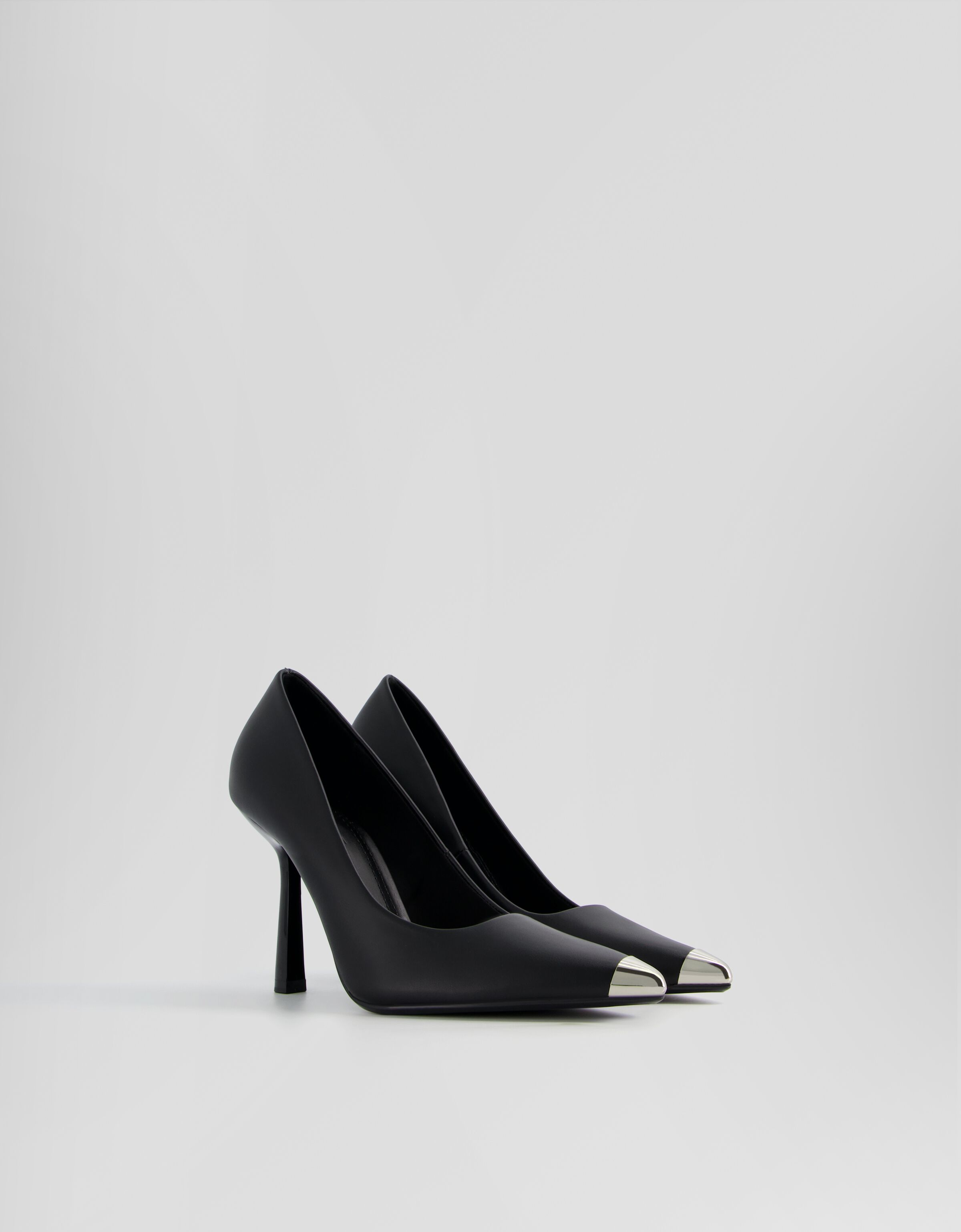 Metal toe 2025 cap heels