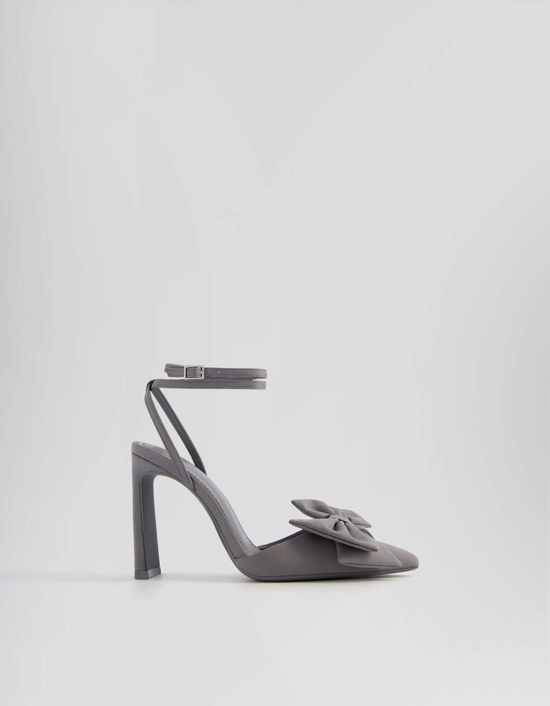 High-heel shoes with ankle strap and bow