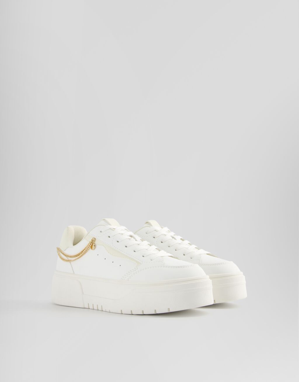 Zapatillas plataforma detalle cadena Mujer Bershka