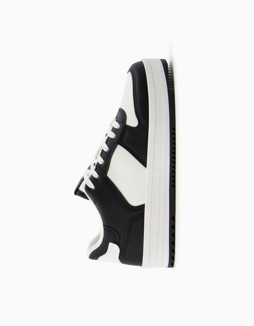 Contrast trainers
