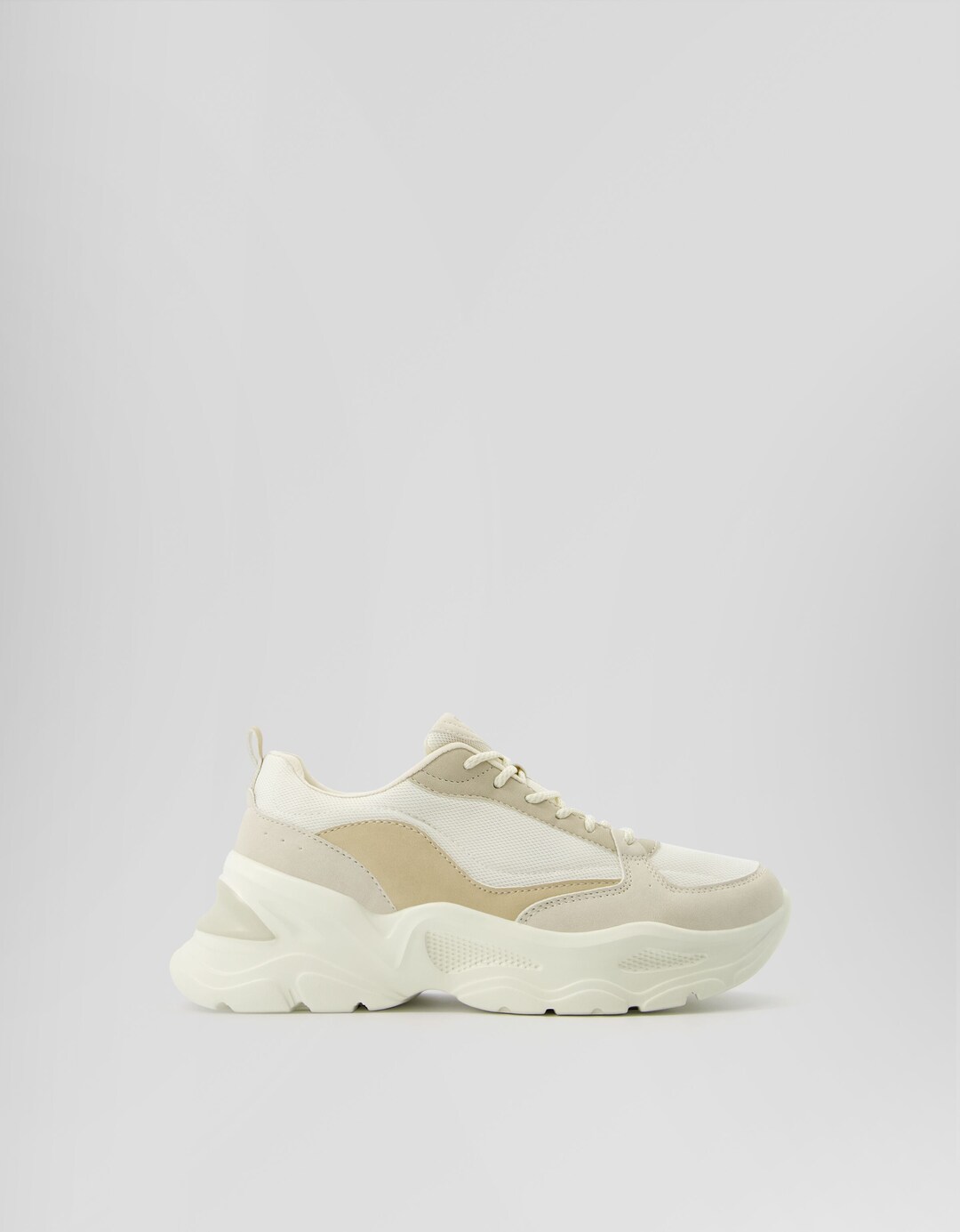 Contrasting sneakers with mesh detail