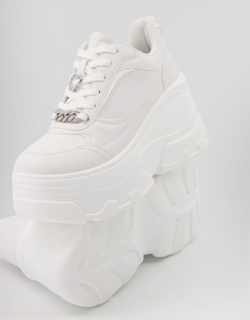 Sneaker mit XL-Plateausohle und Steinapplikation-Weiss-2