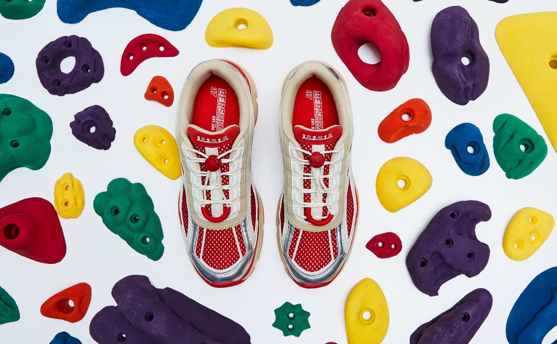 Trainers with metallic details and hiking pull tab