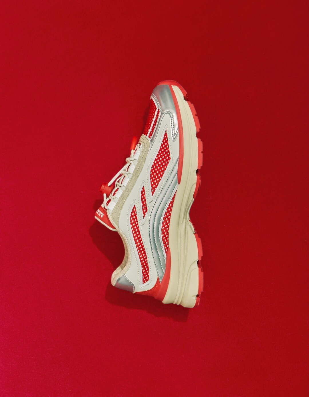 Trainers with metallic details and hiking pull tab