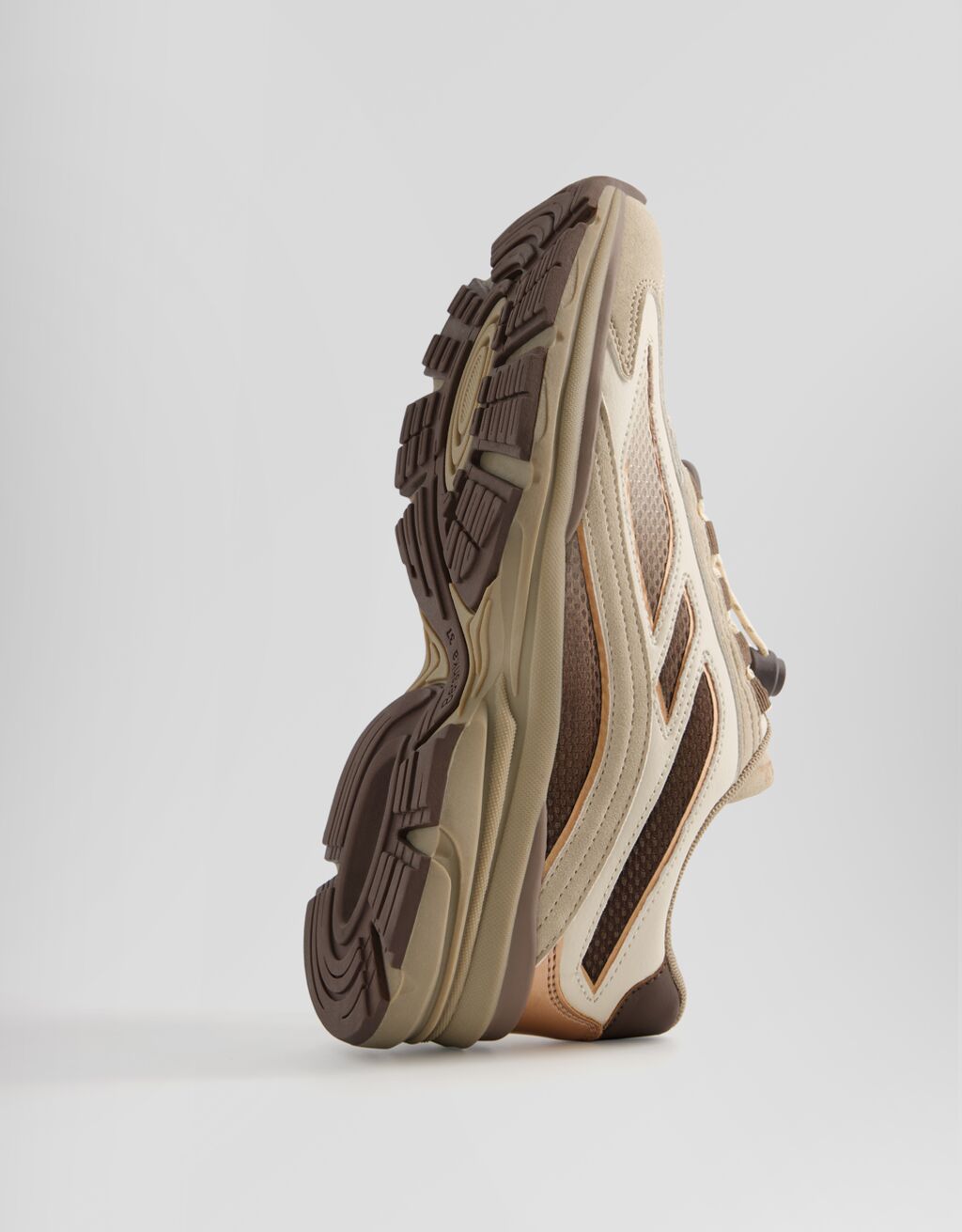 Sneaker mit metallisierten Details und Zuglasche im Trekking-Stil-Braun-1