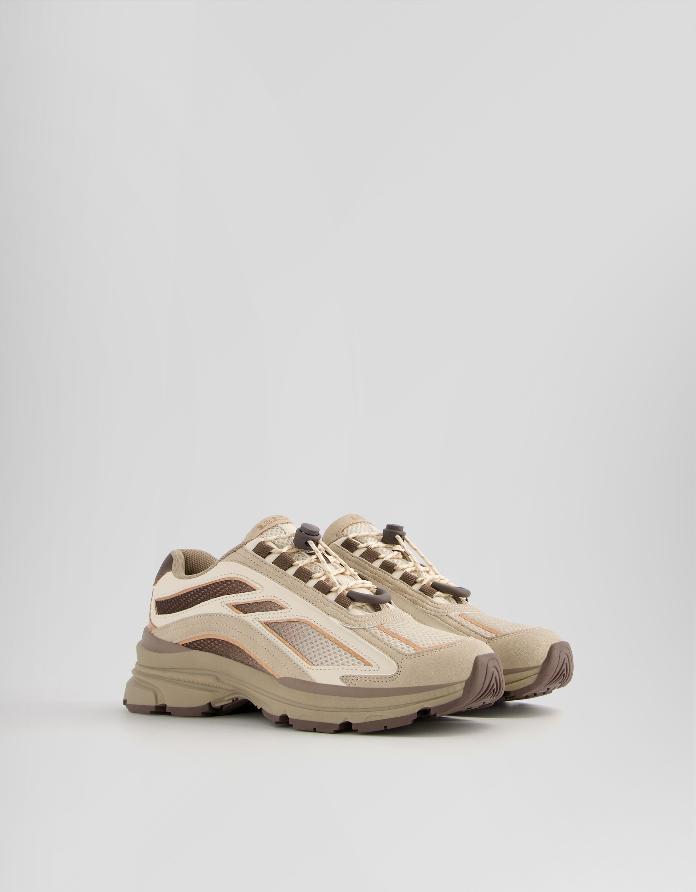 Sneakers con dettagli metallizzati e tiretto stile trekking