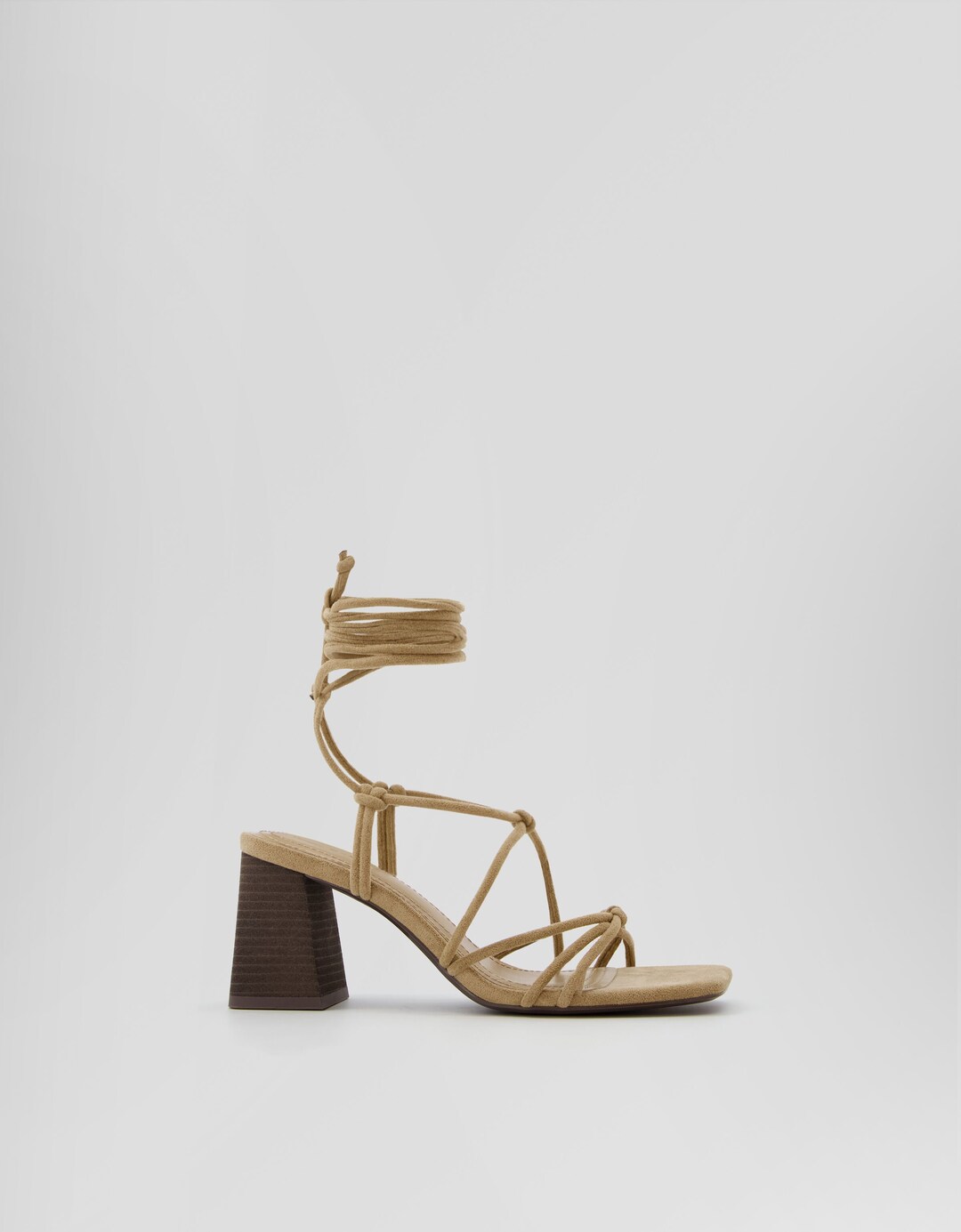 Gestrikte sandalen met hoge hak en knopen