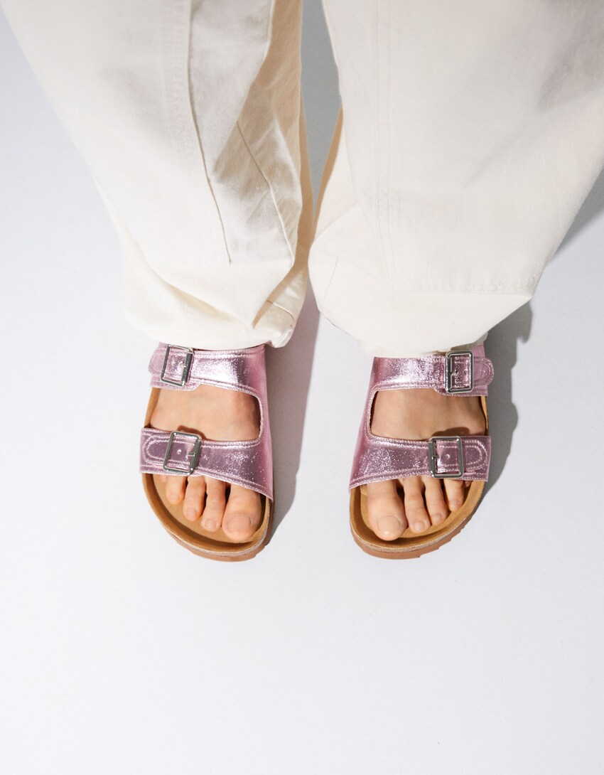 Flache Metallic-Sandalen mit Schnallen-Rosa-1