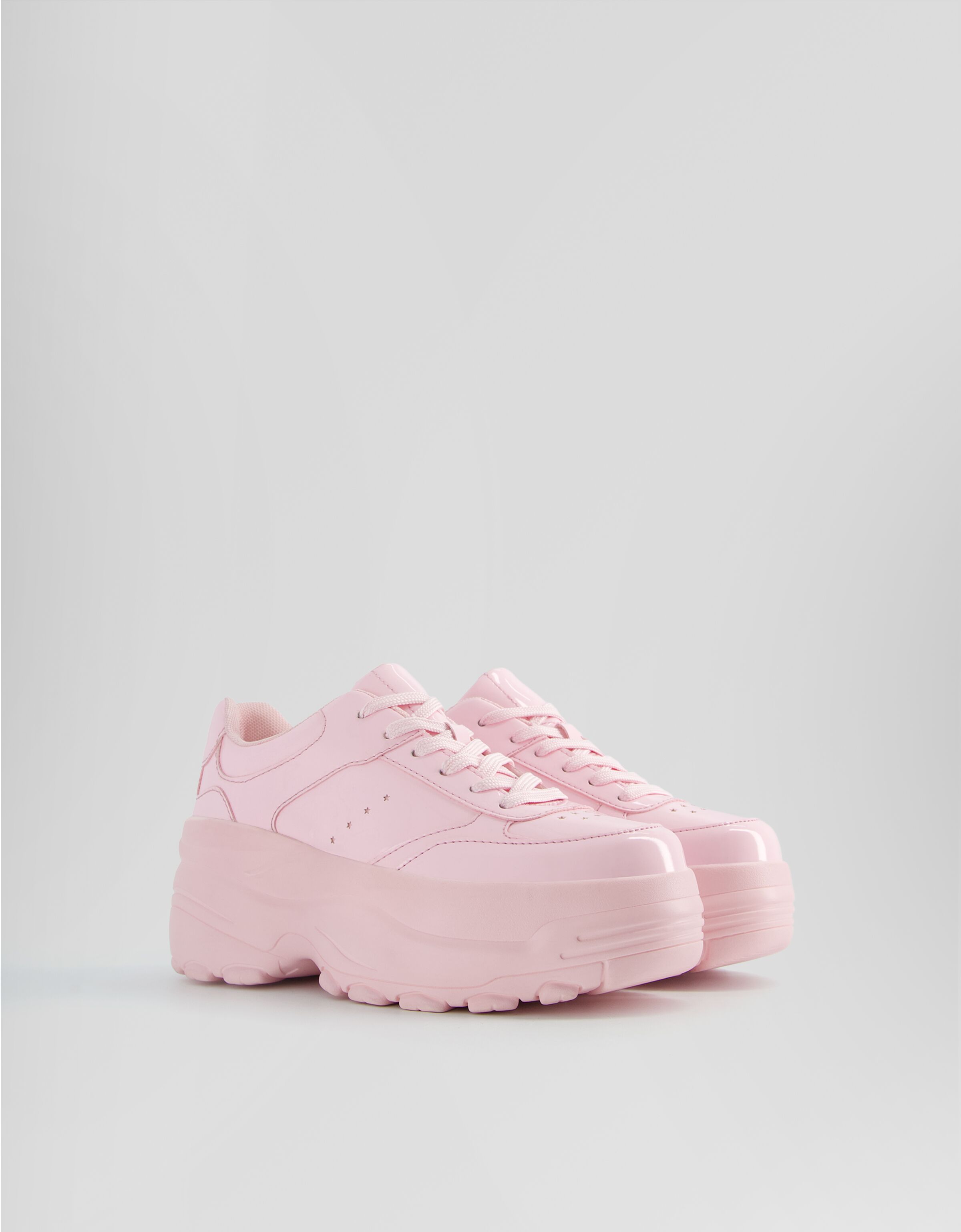 Sneakers finitura in vernice suola spessa Donna Bershka
