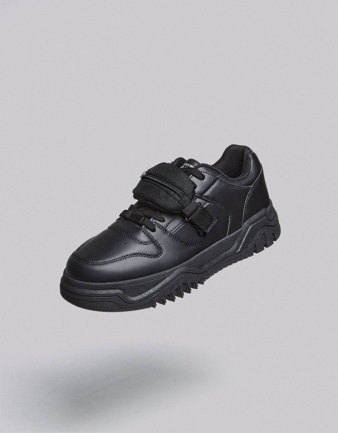 Men’s trainers with a removable pocket