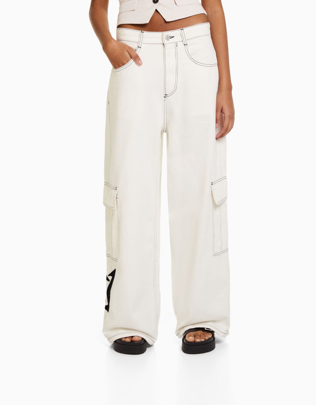 Super baggy embroidered 90’s jeans - Woman | Bershka