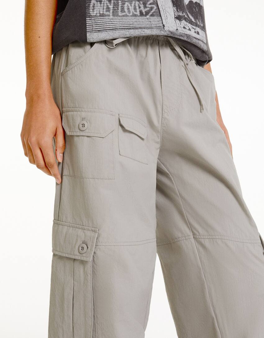 Pantalon cargo wide leg multipoches nylon - Femme | Bershka