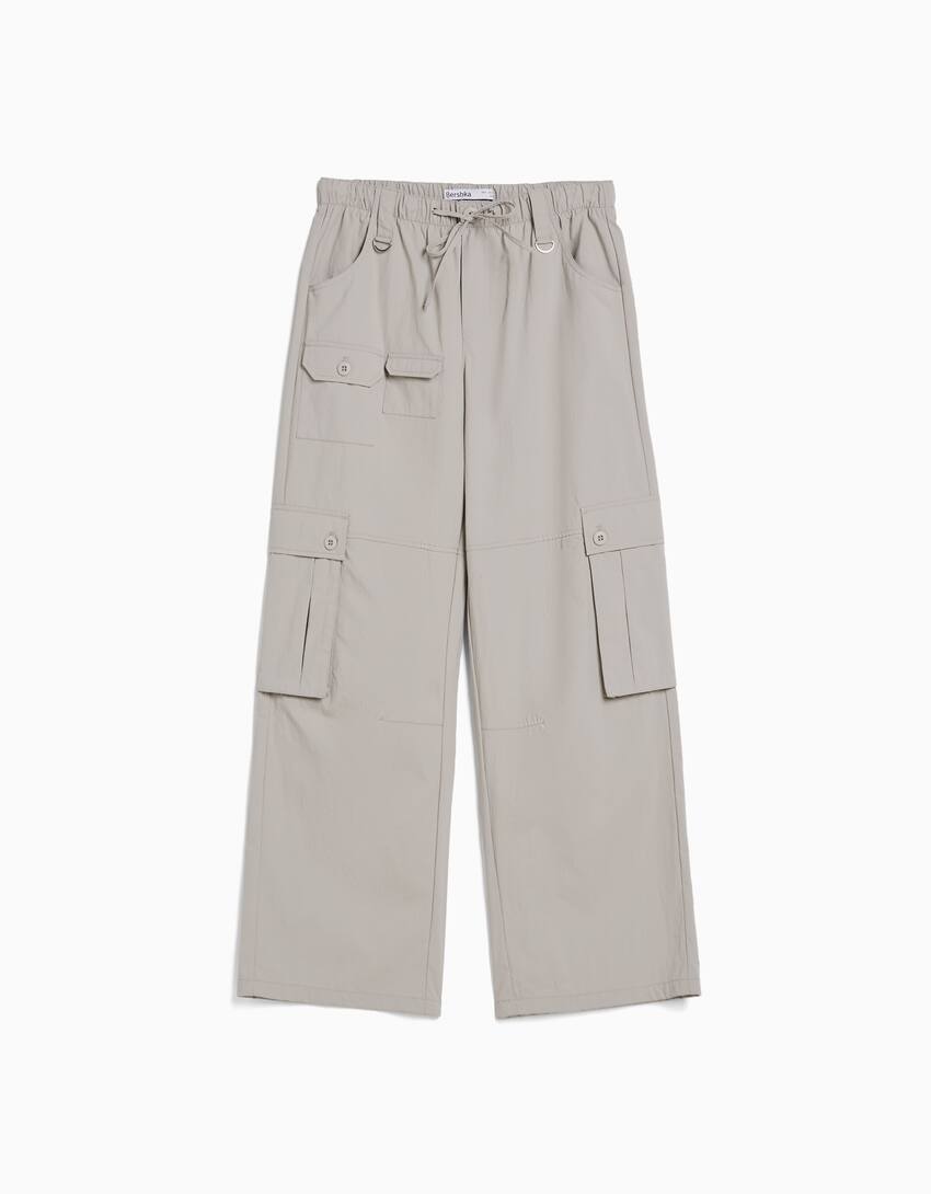 Pantalon cargo wide leg multipoches nylon - Femme | Bershka