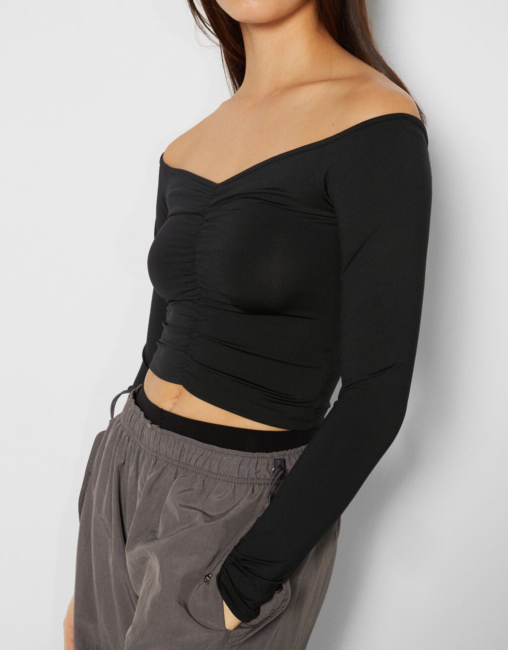 Cropped Tshirt met blote schouder met plooien en lange mouw Dames