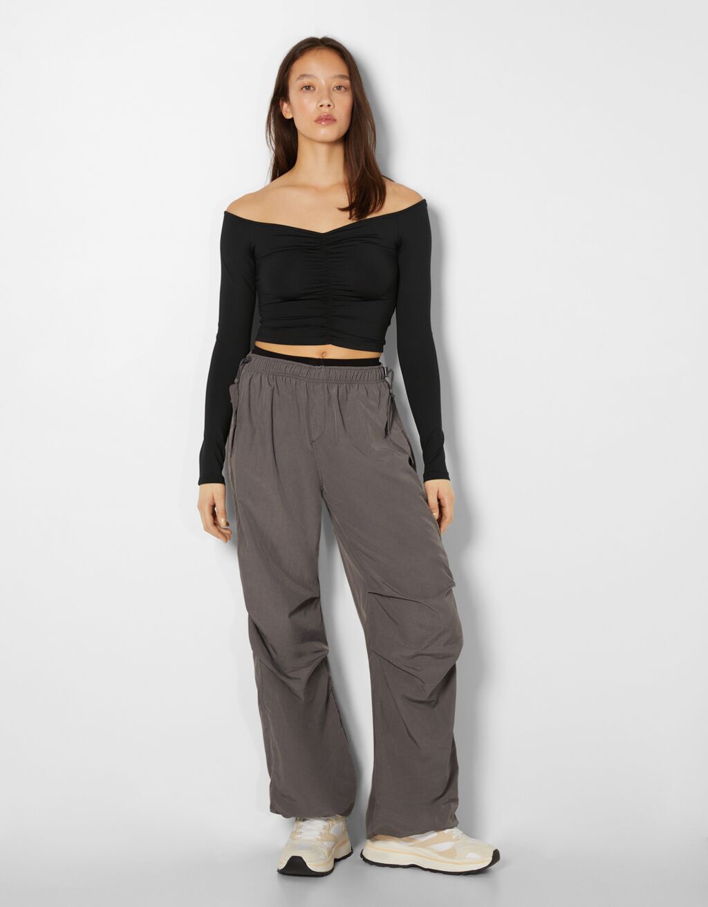 Cropped Tshirt met blote schouder met plooien en lange mouw Dames