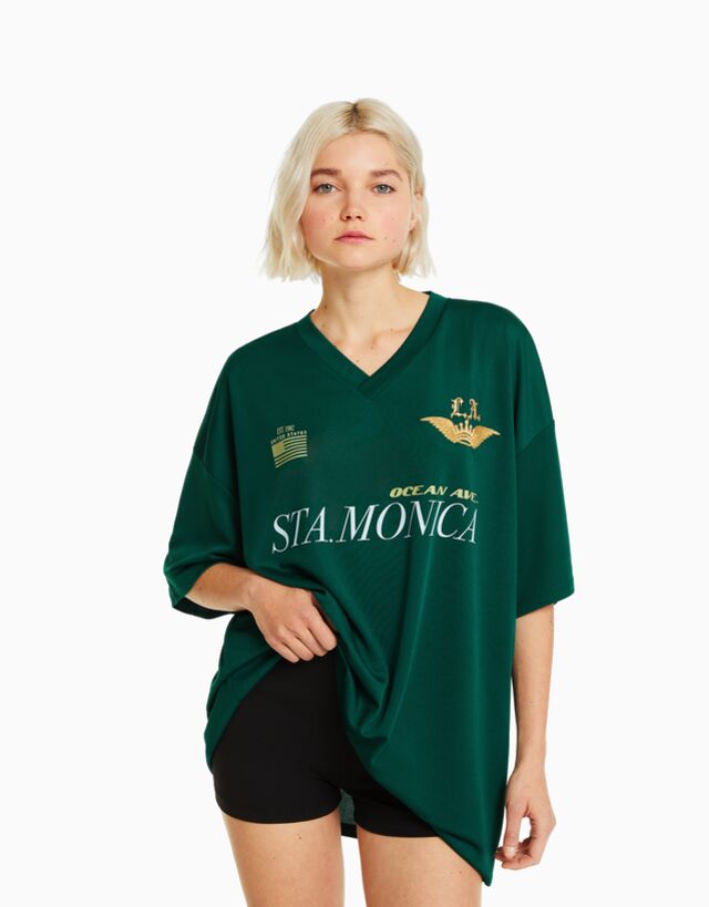 Camiseta corta cuello polo fútbol - Camisetas - Mujer | Bershka