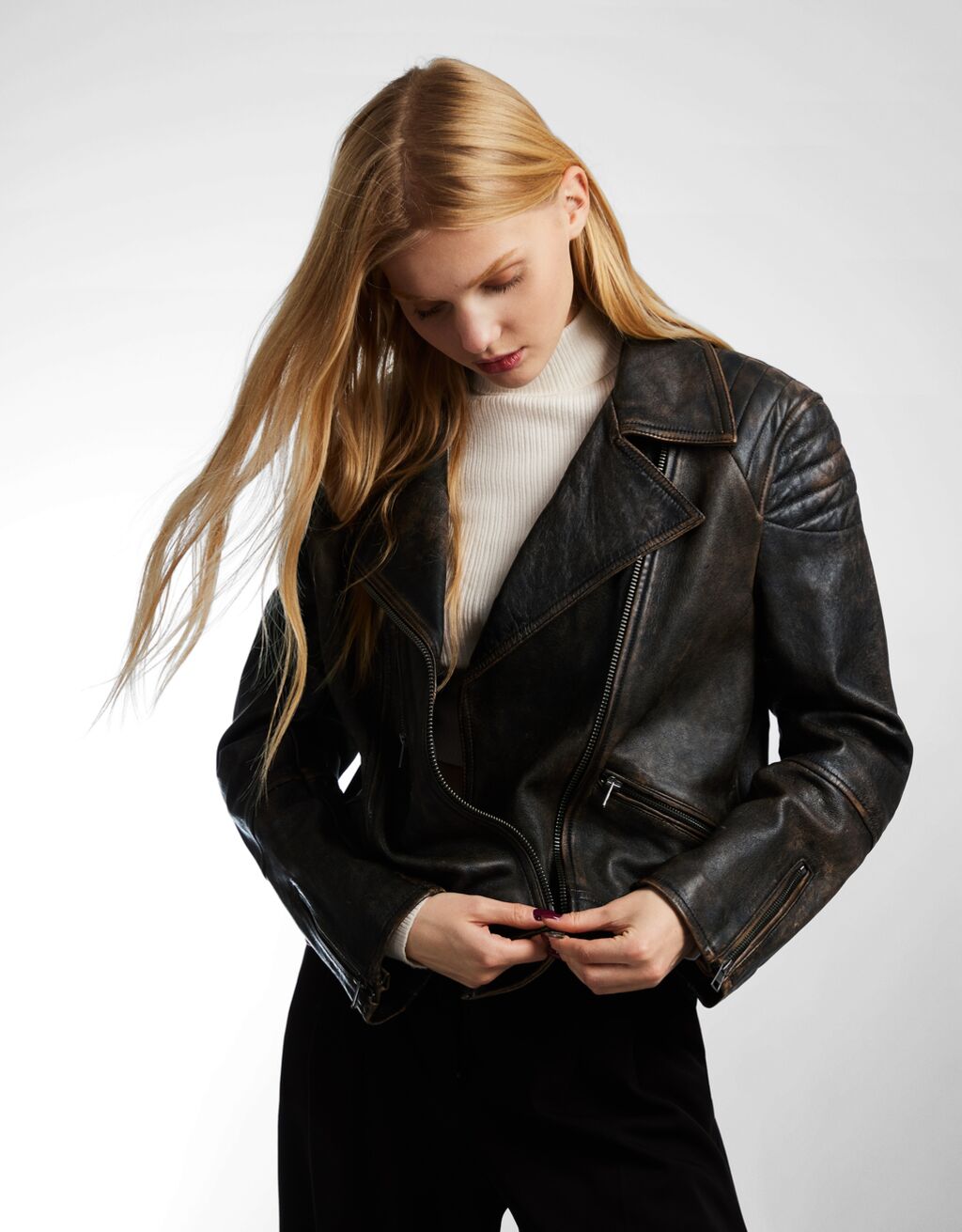 ‘Baikeru’ stila ādas jaka ar balinātu efektu