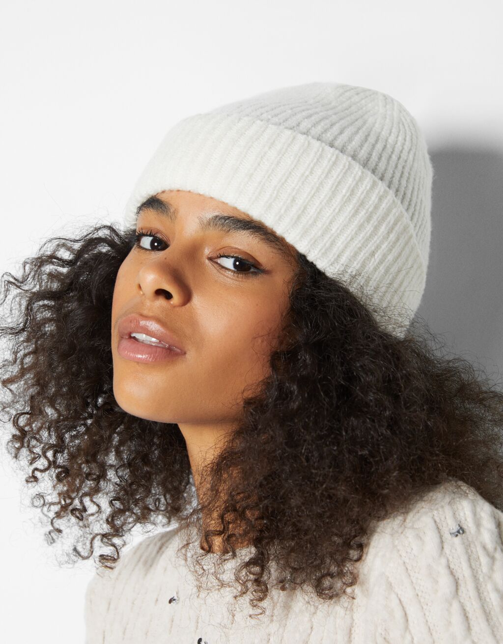 Ribbed knit beanie Woman Bershka