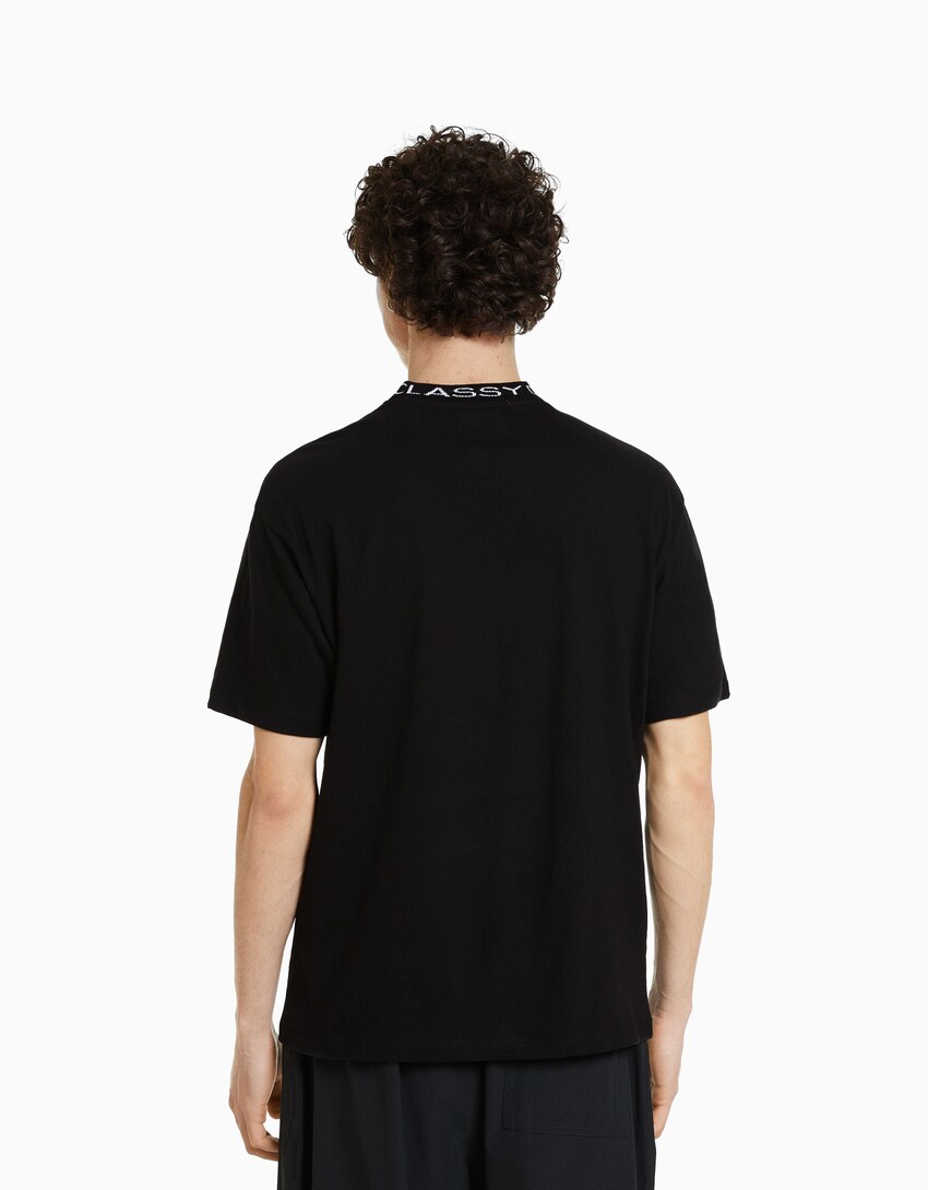 Short sleeve boxy fit T-shirt with printed neck - Men | Bershka