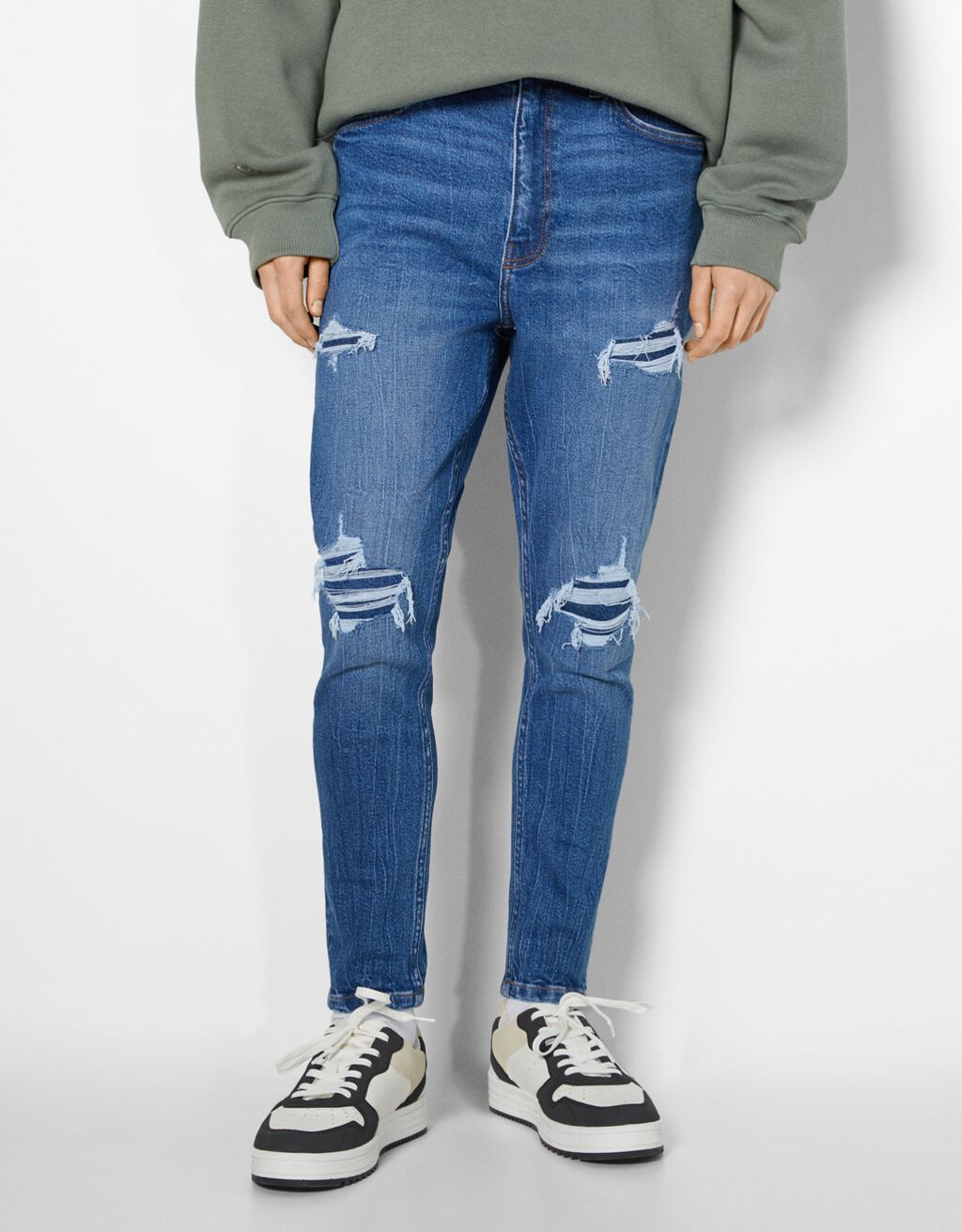 Ripped carrot fit jeans Man Bershka