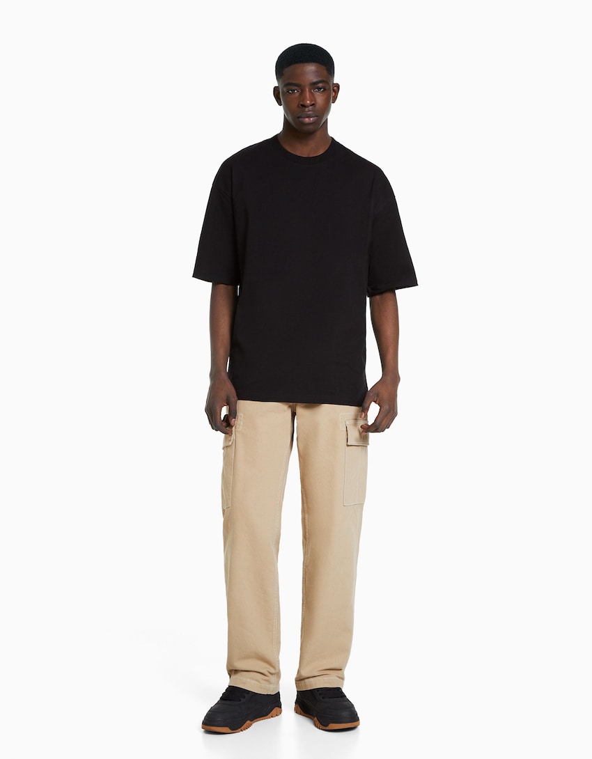 Wide-leg cargo trousers with contrast stitching - Men | Bershka