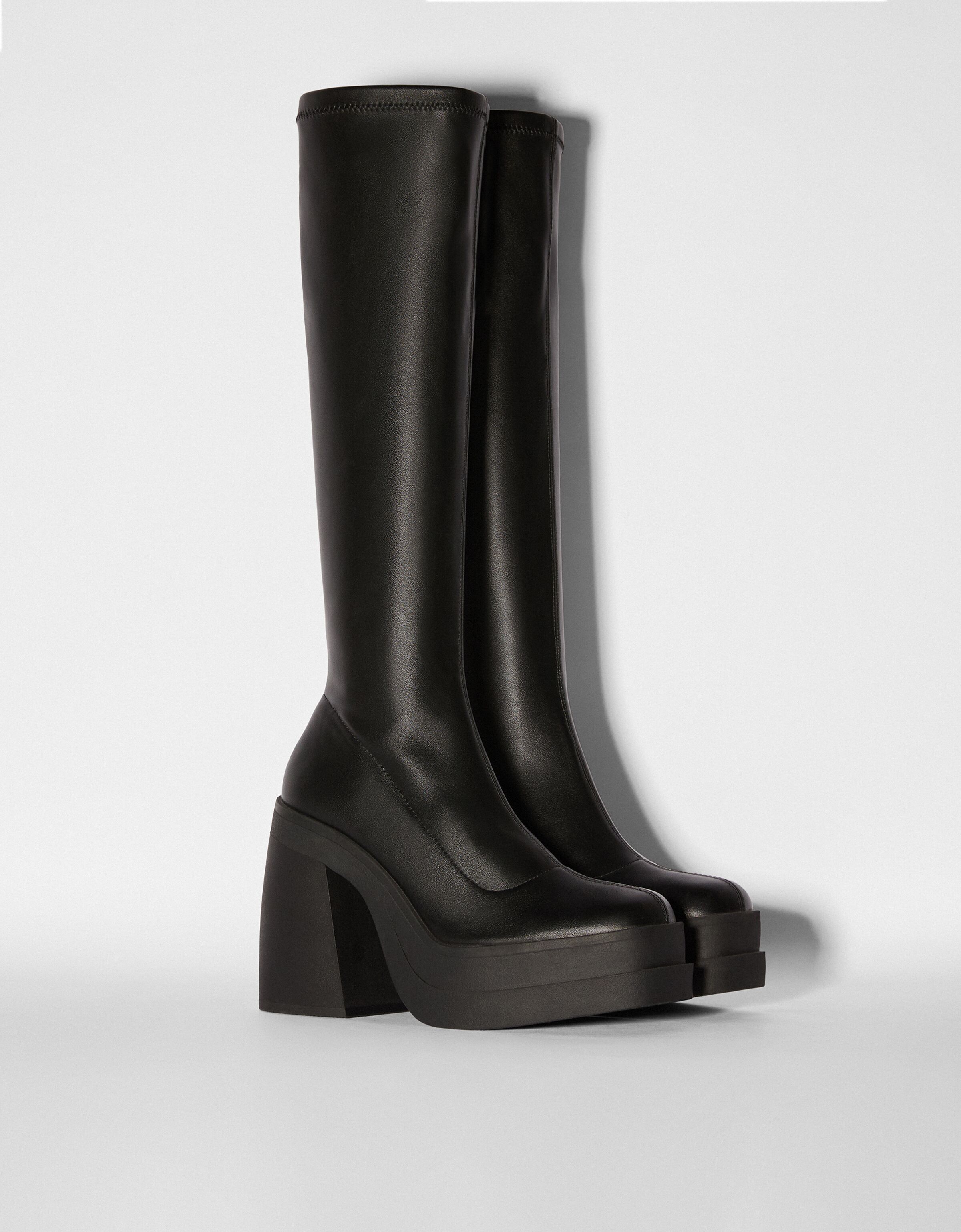Strakke gehakte enkellaars met plateauzool - Schoenen - Dames | Bershka