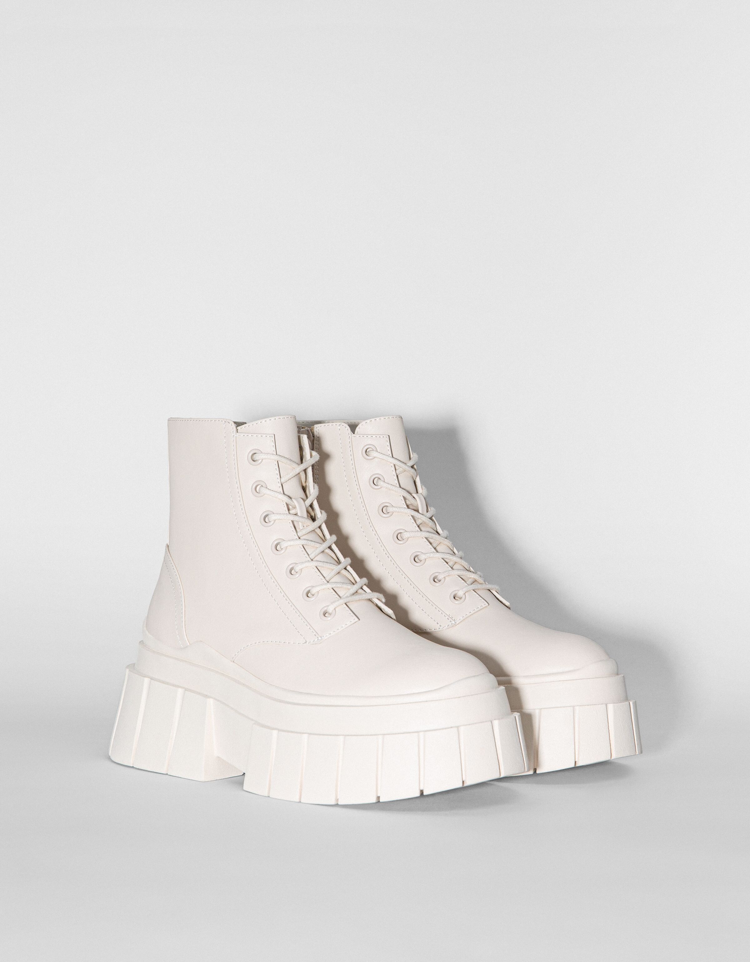 Lace-up enkellaars met zool met reliëf - Dames | Bershka