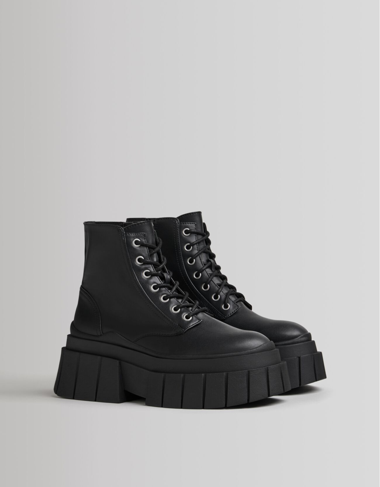 Lace-up enkellaars met zool met reliëf - Schoenen - Dames | Bershka
