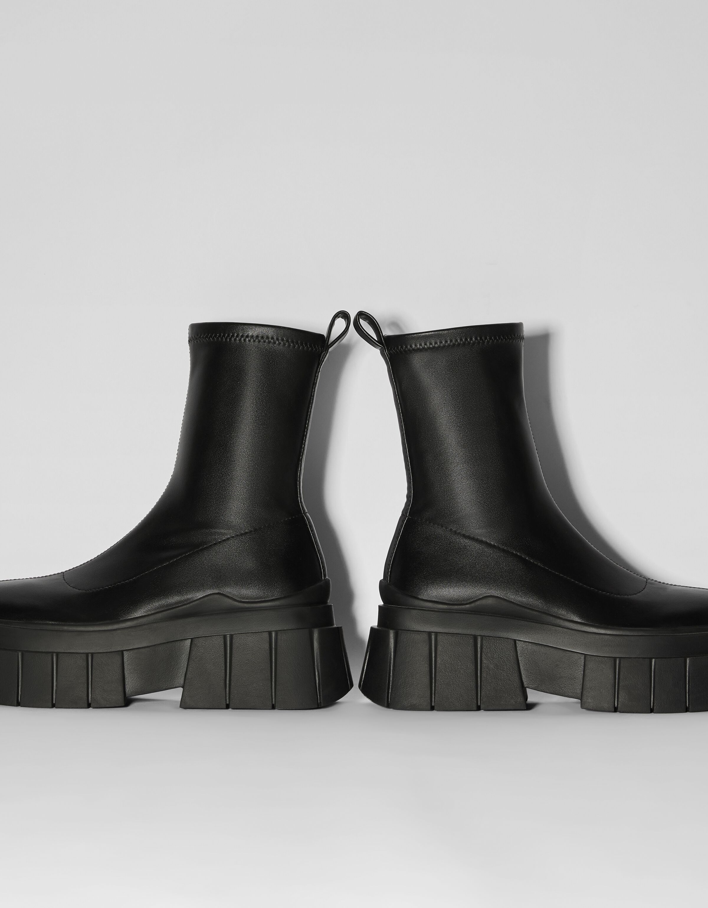 Strakke enkellaars met plateauzool - Schoenen - Dames | Bershka