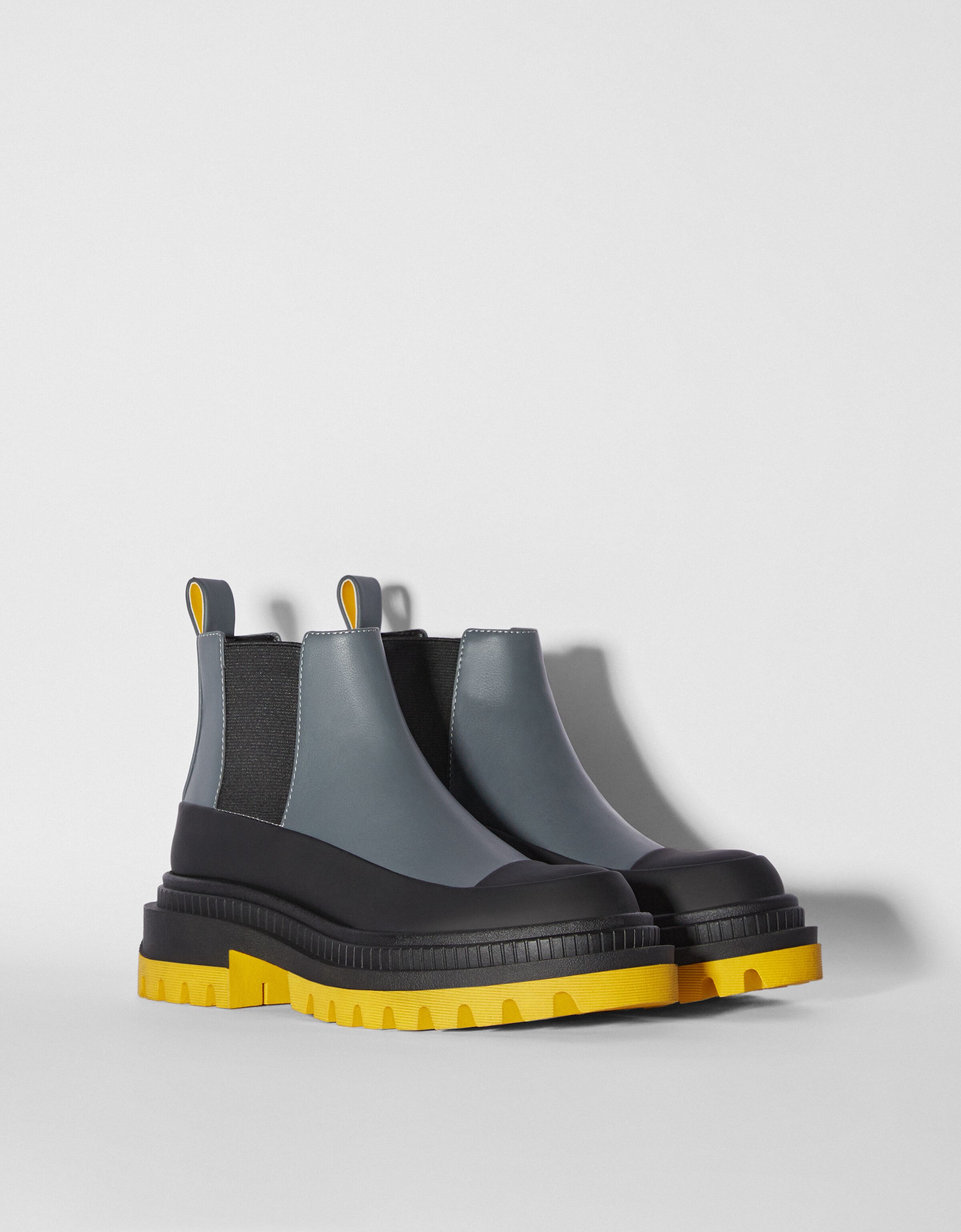 Platte enkellaars met gekleurde zool - Schoenen - Dames | Bershka