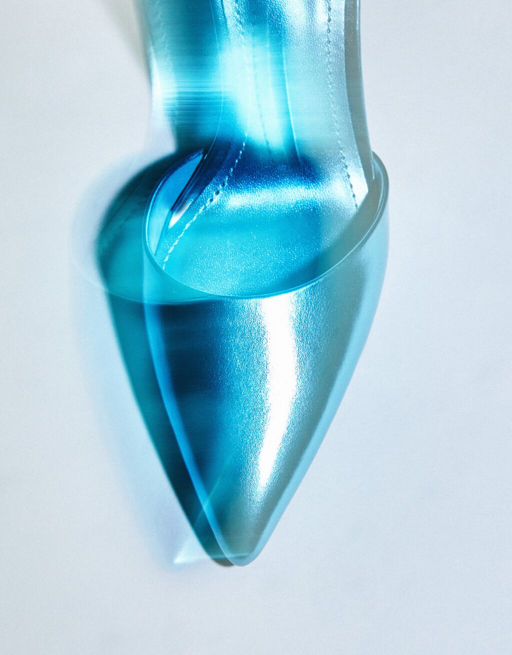 Zapato tacón destalonado metalizado