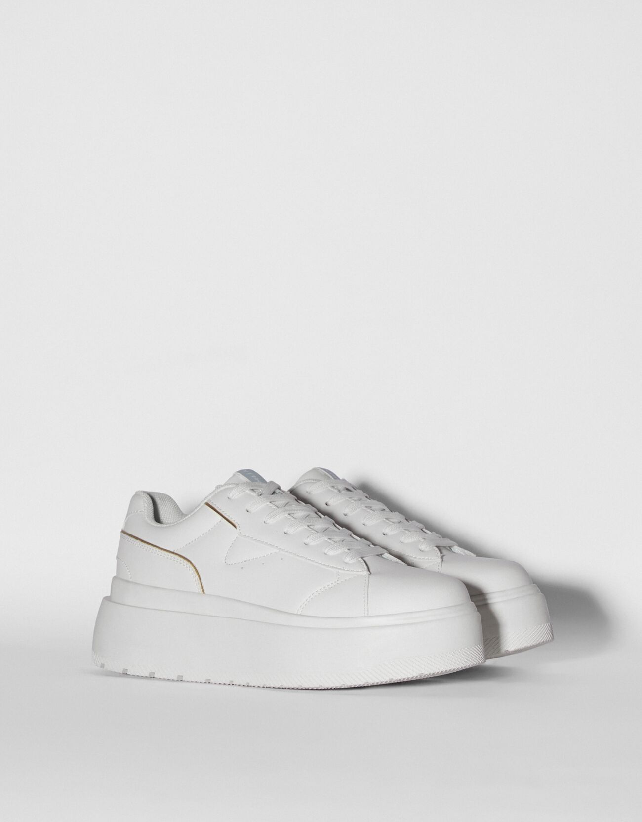 Sneakers met plateauzool en metallic details - Schoenen - Dames | Bershka