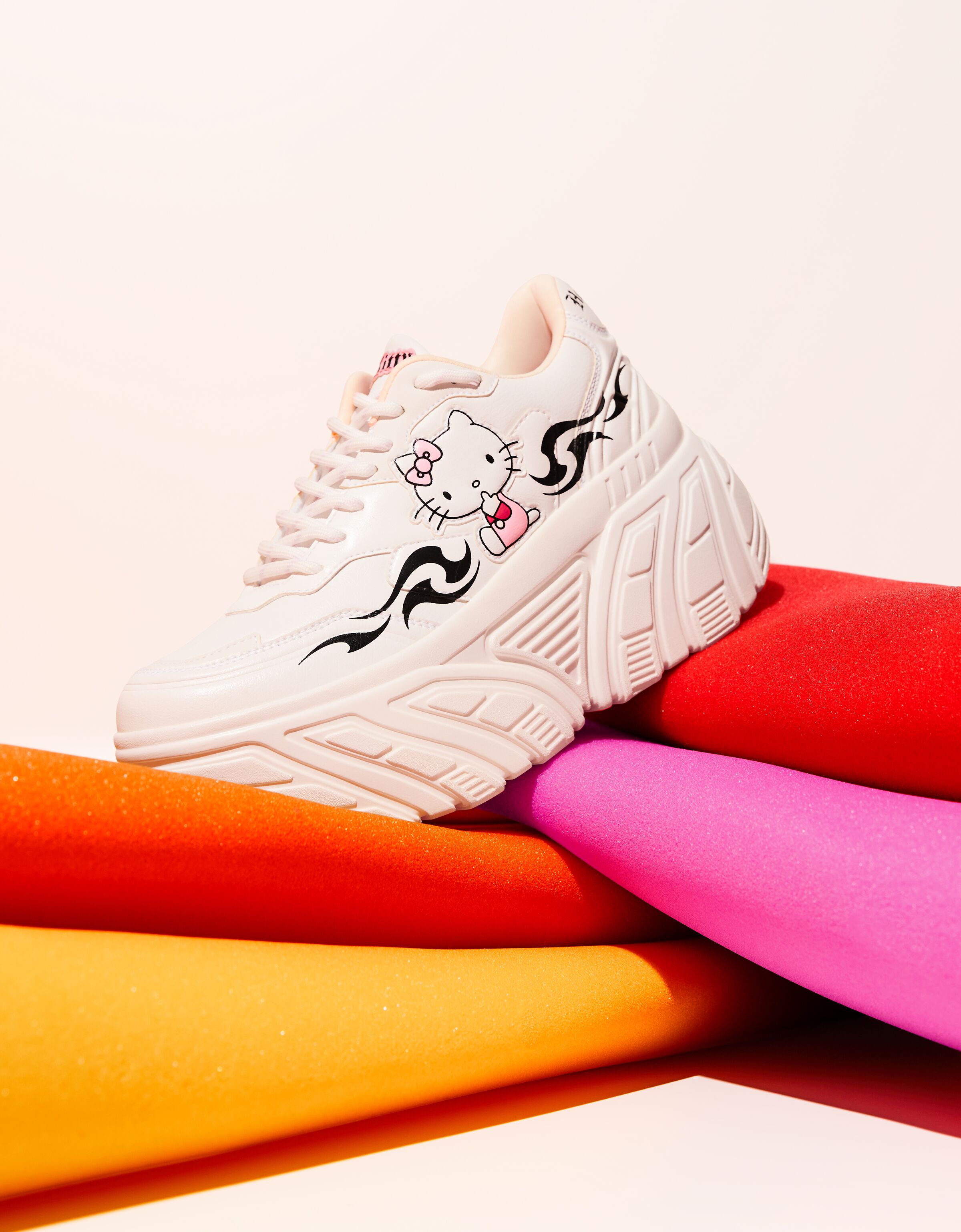 Bershka kitty コラボ キティ スニーカー itimi