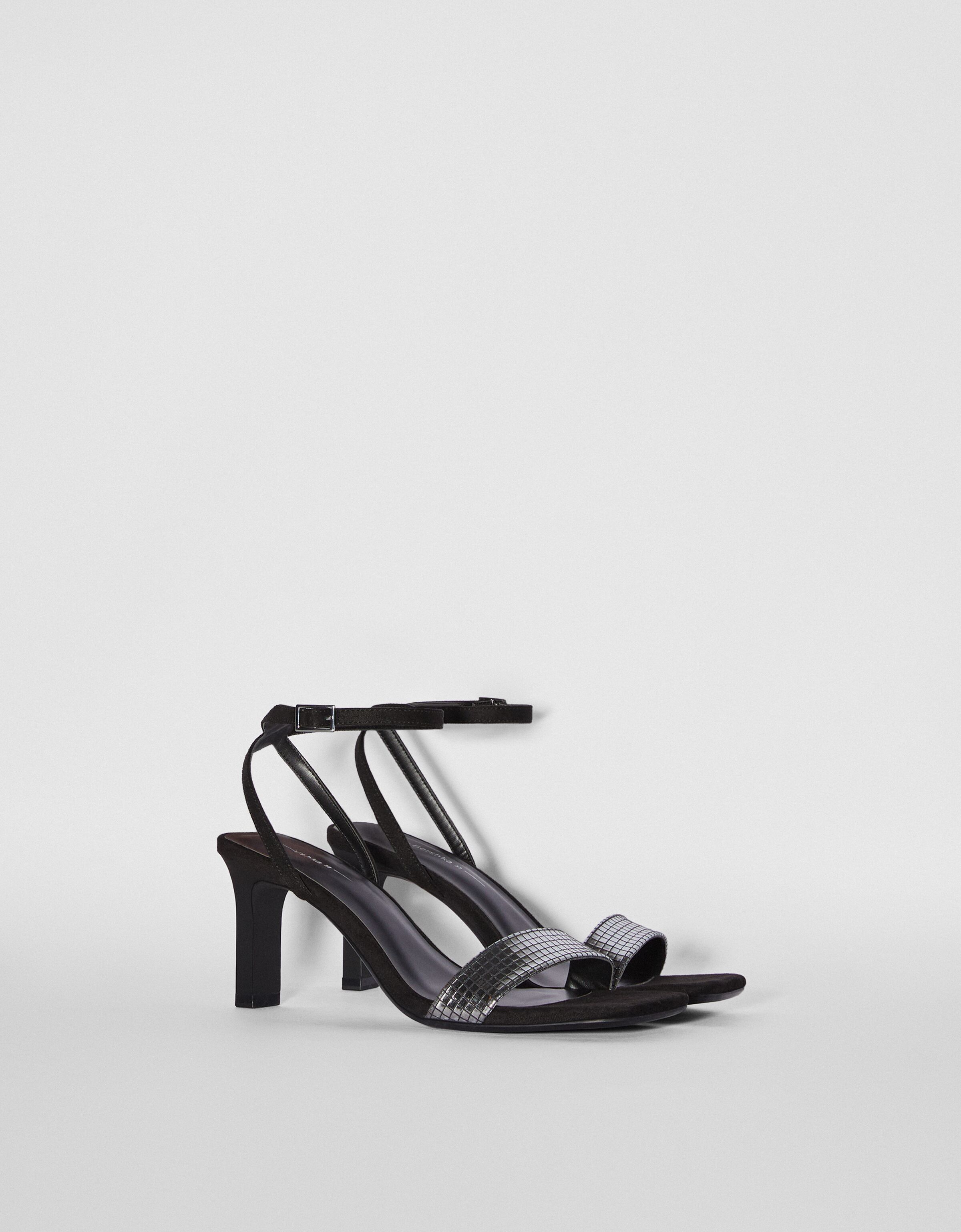 Sandalen met hak, enkelbandje en metallic vamp - Schoenen - Dames | Bershka