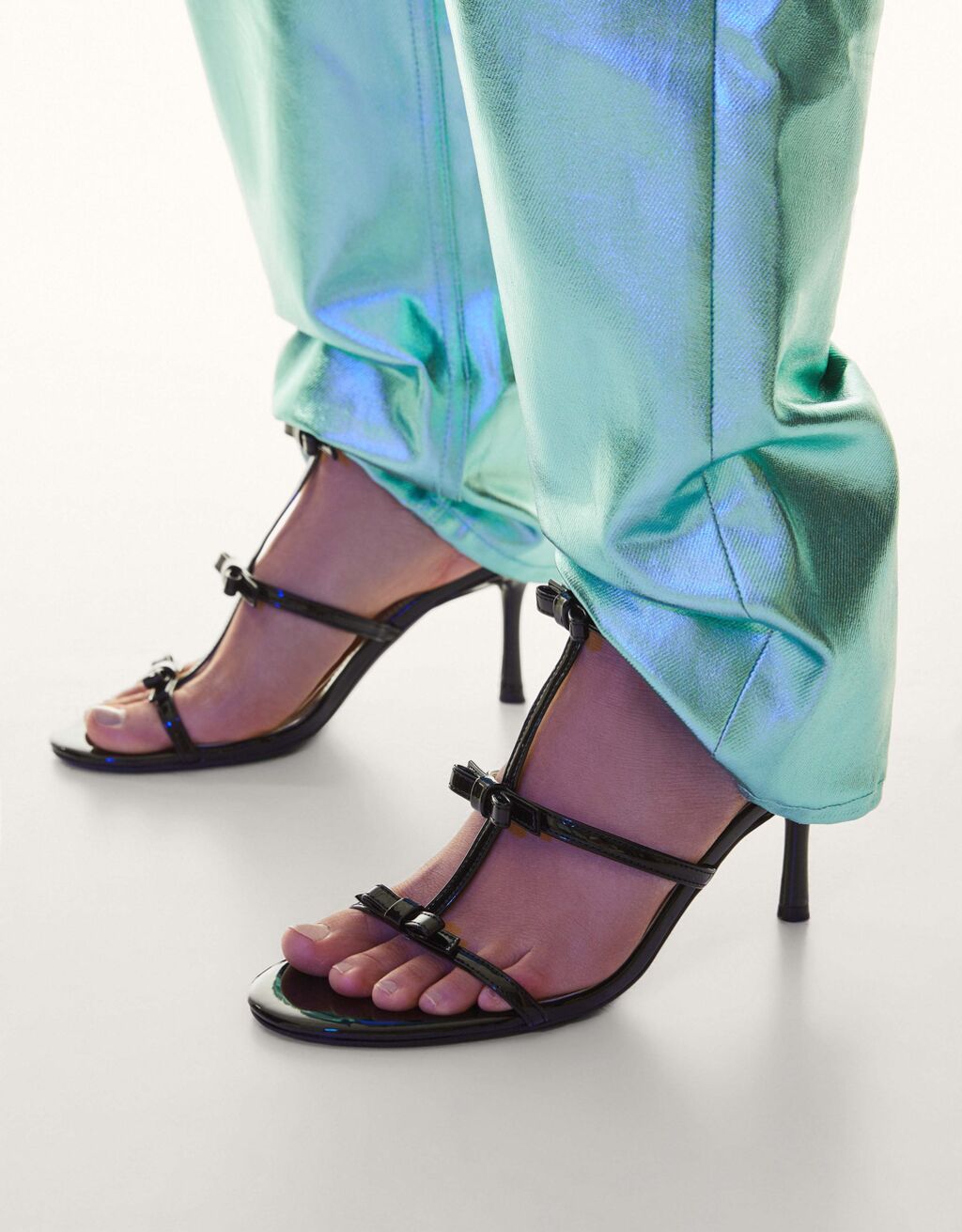 High-heel sandals with bows