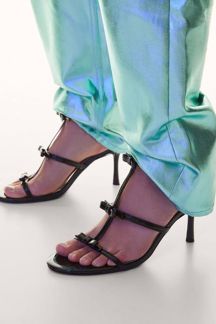 High-heel sandals with bows