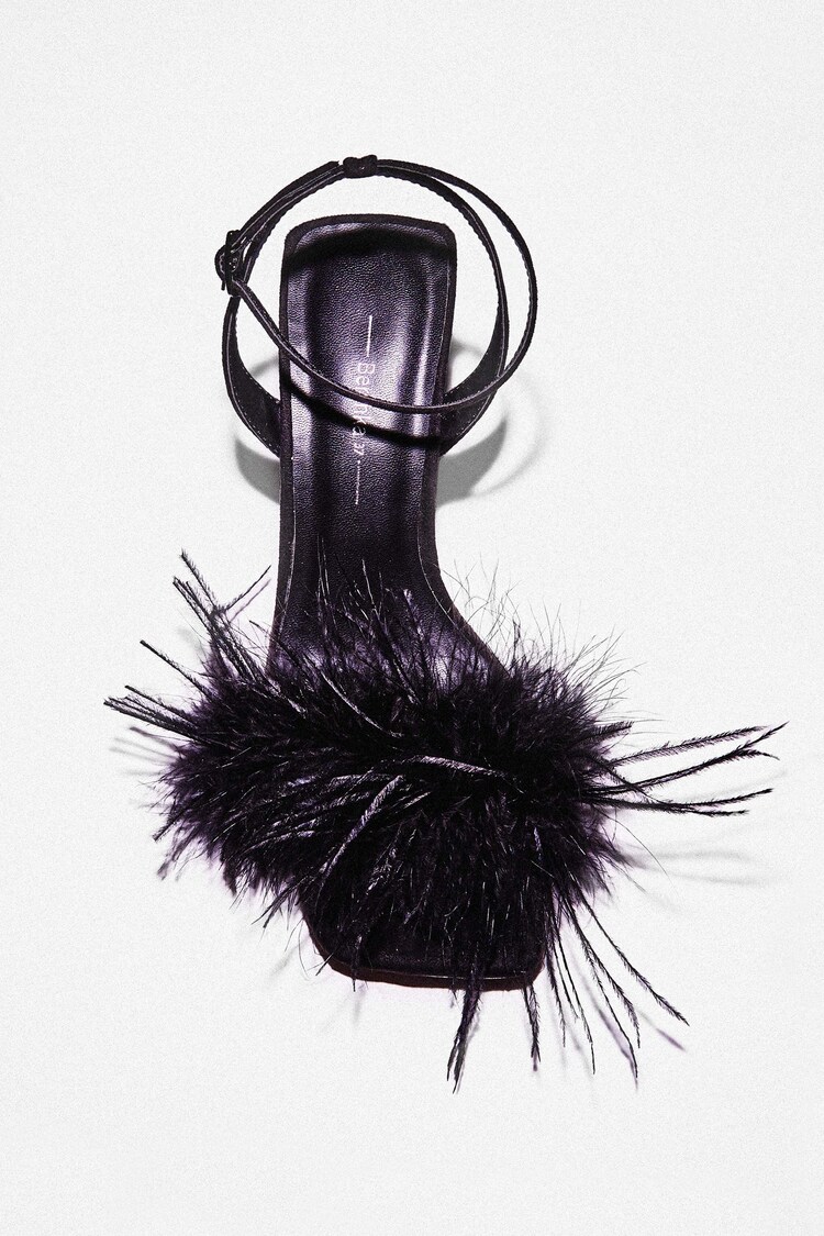 High heel sandals with feathers