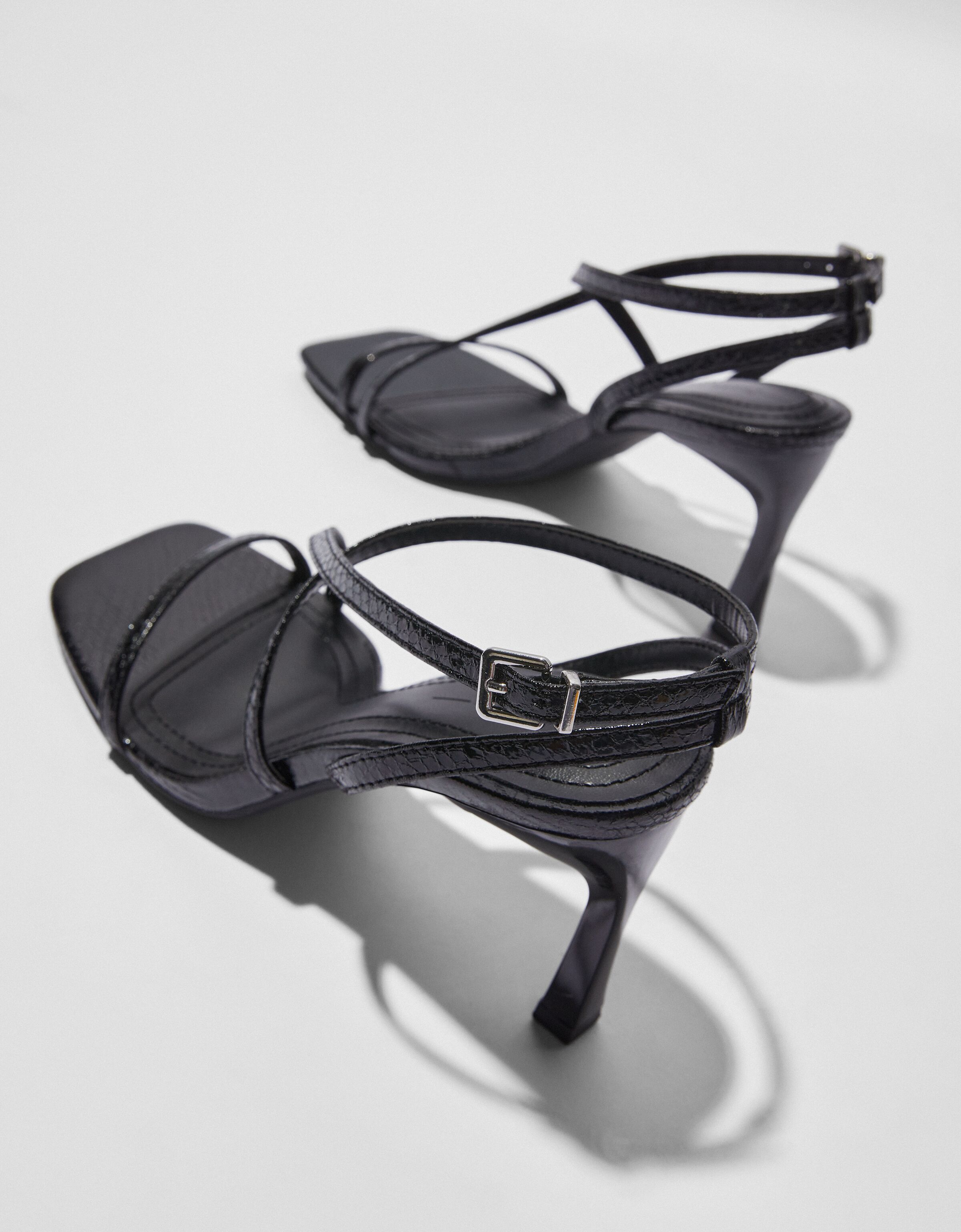 Sandaal met bandjes en smalle hak - Schoenen - Dames | Bershka