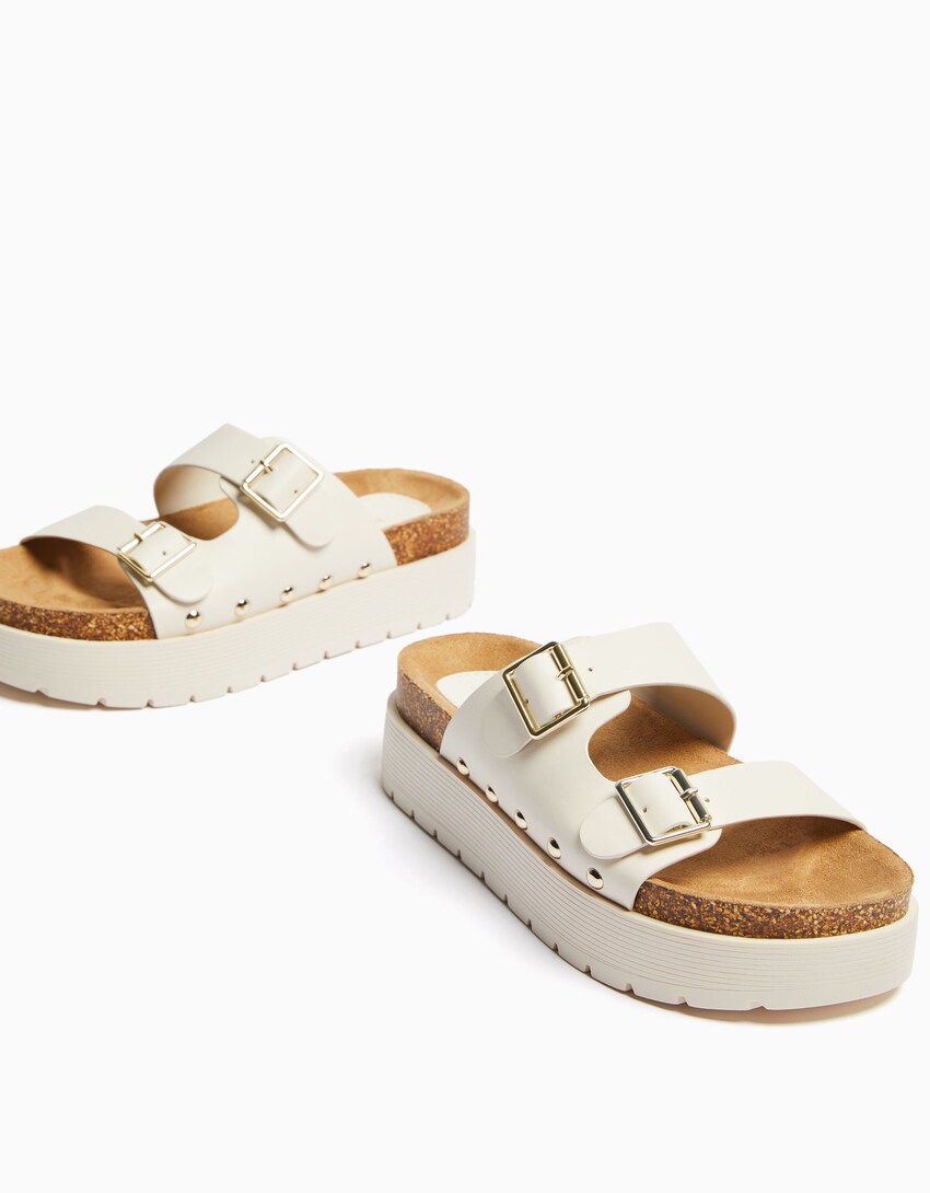 Flat platform sandals with buckles - Woman | Bershka